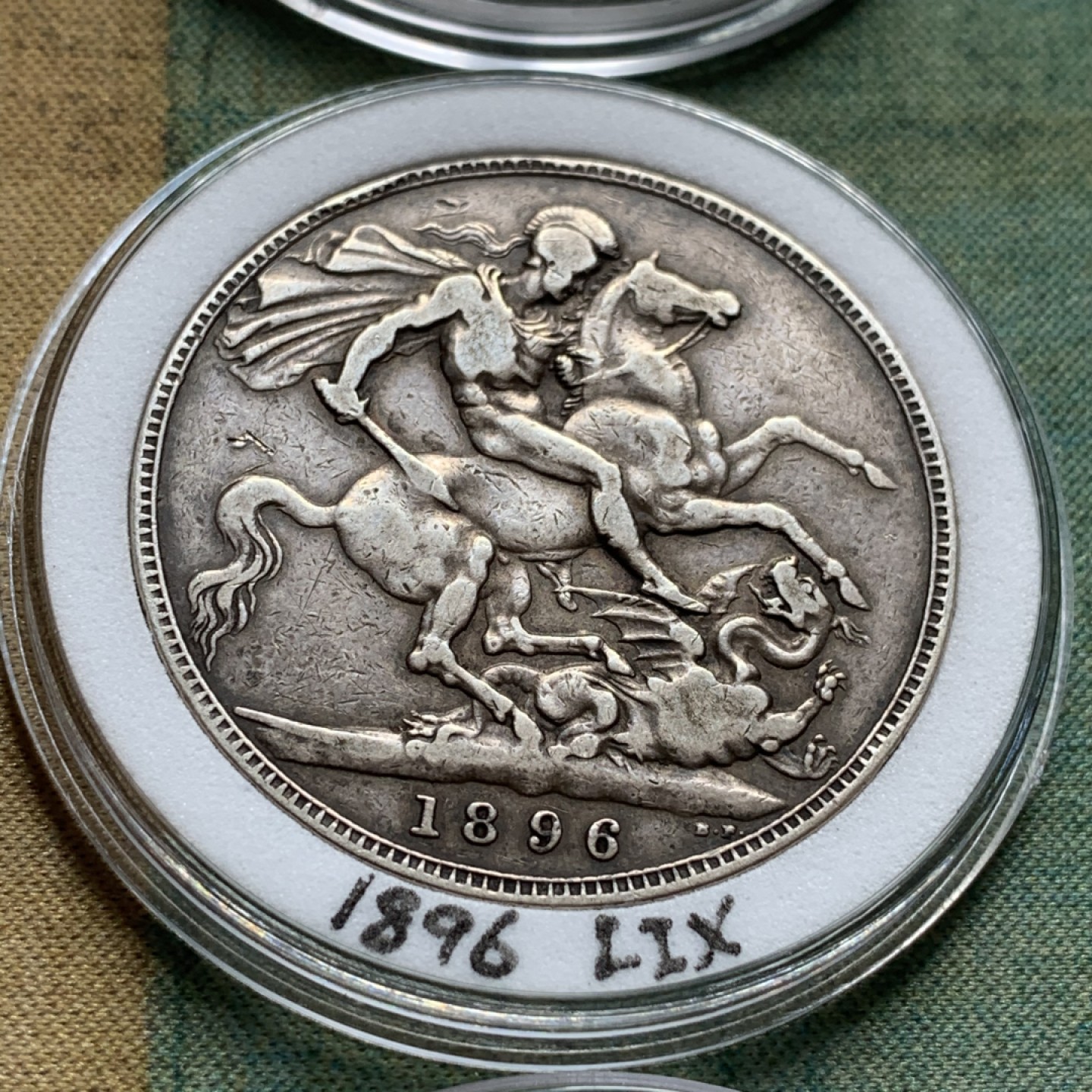 《竞宝斋》中天佳节（端午节特拍）6月12日-周日-第64场 英国 维多利亚 披纱版马剑银币 16枚大全套 囊括除精制版外的所有年份以及不同的边铭，品相基本在XF-AU级别 原味包浆为主 细节看图。