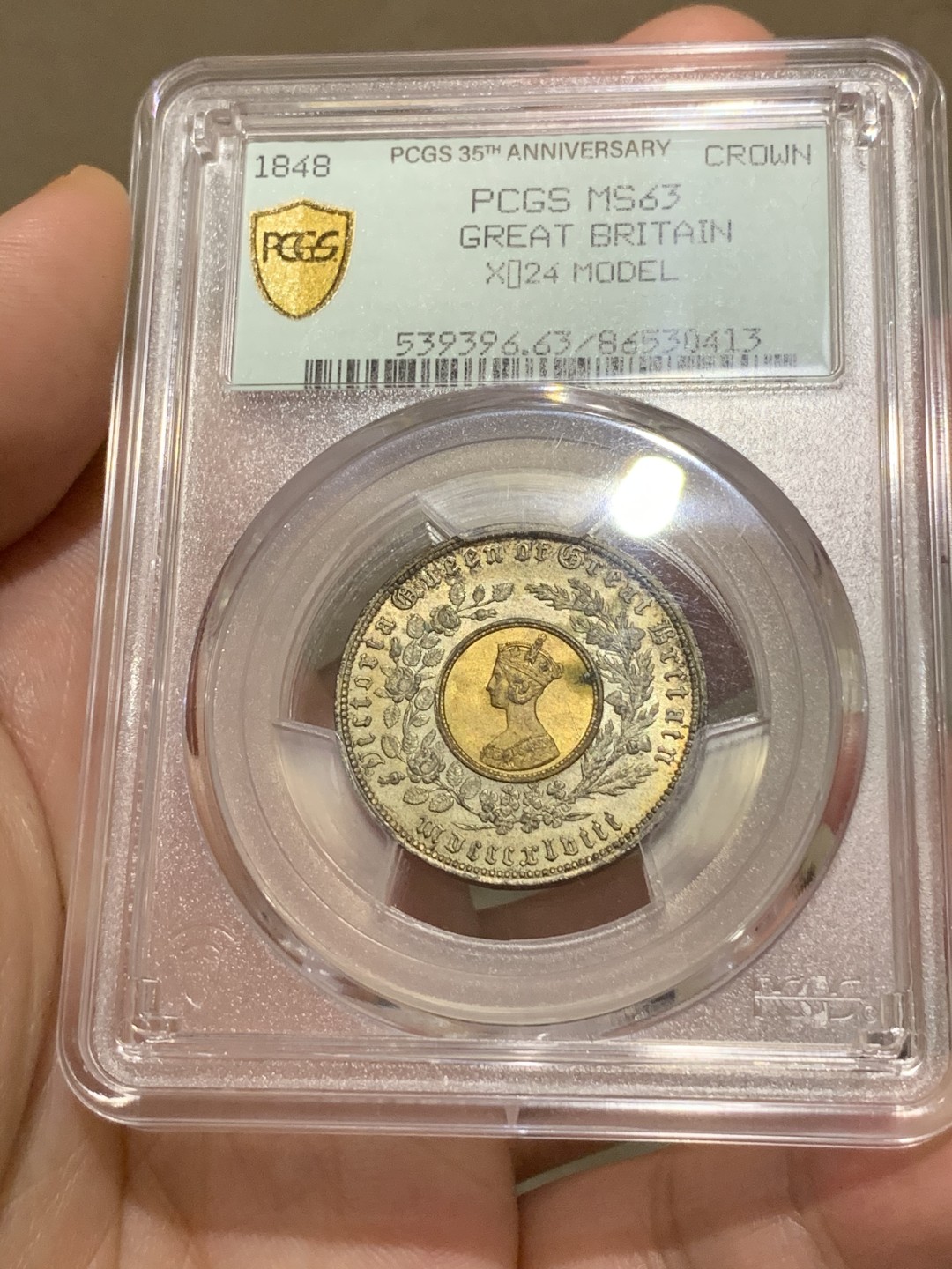 《竞宝斋》中天佳节（端午节特拍）6月12日-周日-第64场 PCGS-MS63 英国 1848年 维多利亚女王 双色克朗 热门品种 状态很好 35周年限量盒 外加淡金包浆 均匀而美丽