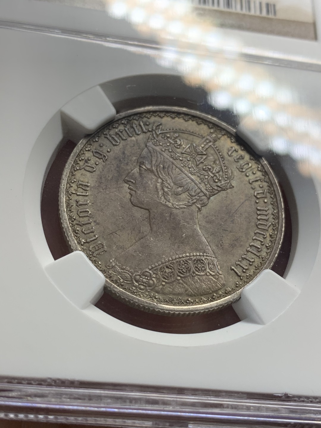 《竞宝斋》中天佳节（端午节特拍）6月12日-周日-第64场 NGC AU58 英国 1871年 维多利亚 哥特体弗洛林银币 包浆彩以及光度都很不错