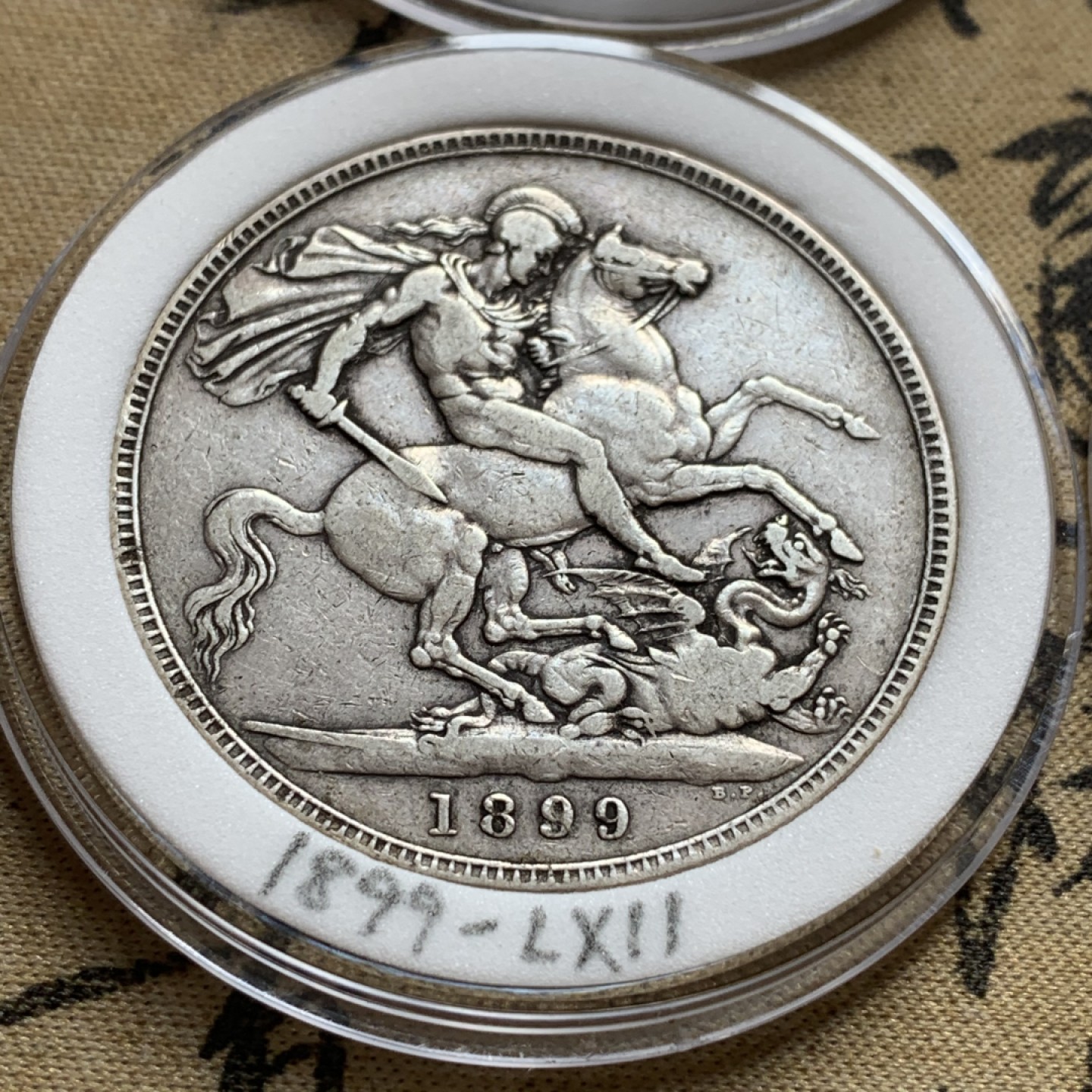 《竞宝斋》中天佳节（端午节特拍）6月12日-周日-第64场 英国 维多利亚 披纱版马剑银币 16枚大全套 囊括除精制版外的所有年份以及不同的边铭，品相基本在XF-AU级别 原味包浆为主 细节看图。