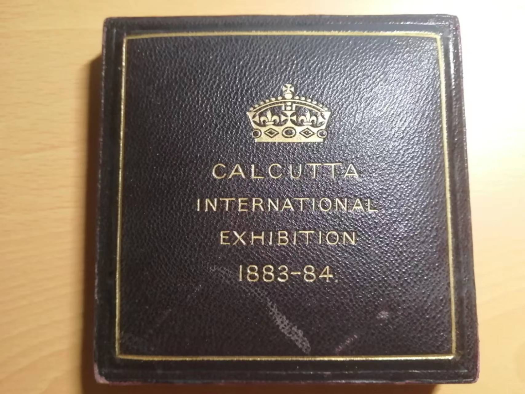 好章还需好盒衬 1883-84印度加尔各答世博会原盒铜章