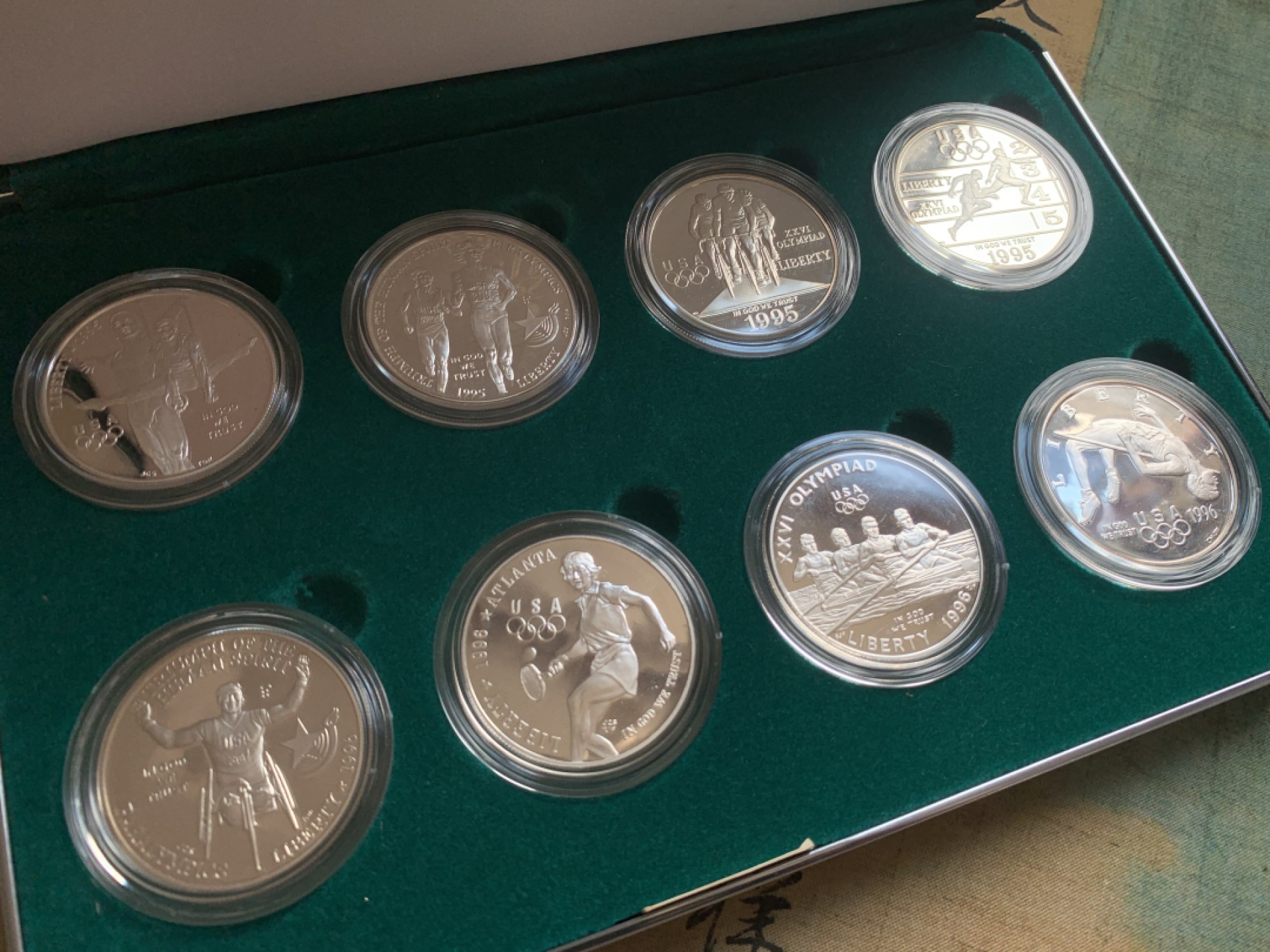 《竞宝斋》中天佳节（端午节特拍）6月12日-周日-第64场 美国 1996年 亚特兰大 奥运会 精制 1美元 银币 8枚套，原盒带证书 保存的非常好 非常少见的一套 单枚重量26.73克 900银