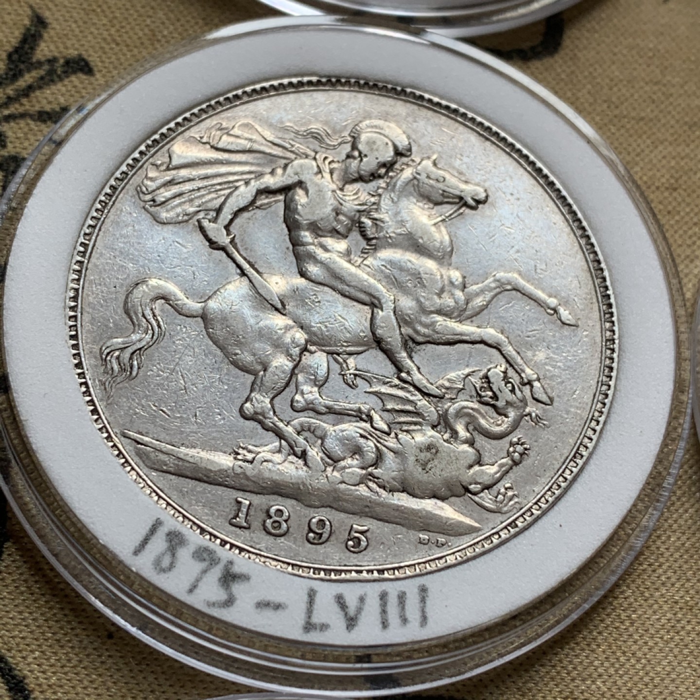 《竞宝斋》中天佳节（端午节特拍）6月12日-周日-第64场 英国 维多利亚 披纱版马剑银币 16枚大全套 囊括除精制版外的所有年份以及不同的边铭，品相基本在XF-AU级别 原味包浆为主 细节看图。