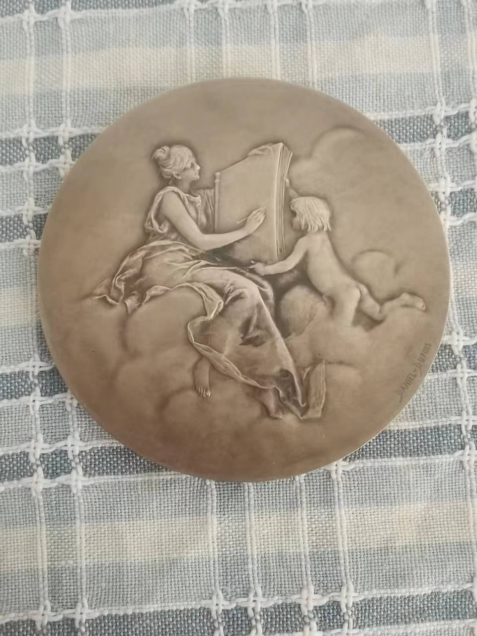 好章还需好盒衬 1905年卢浮宫百货50年银章