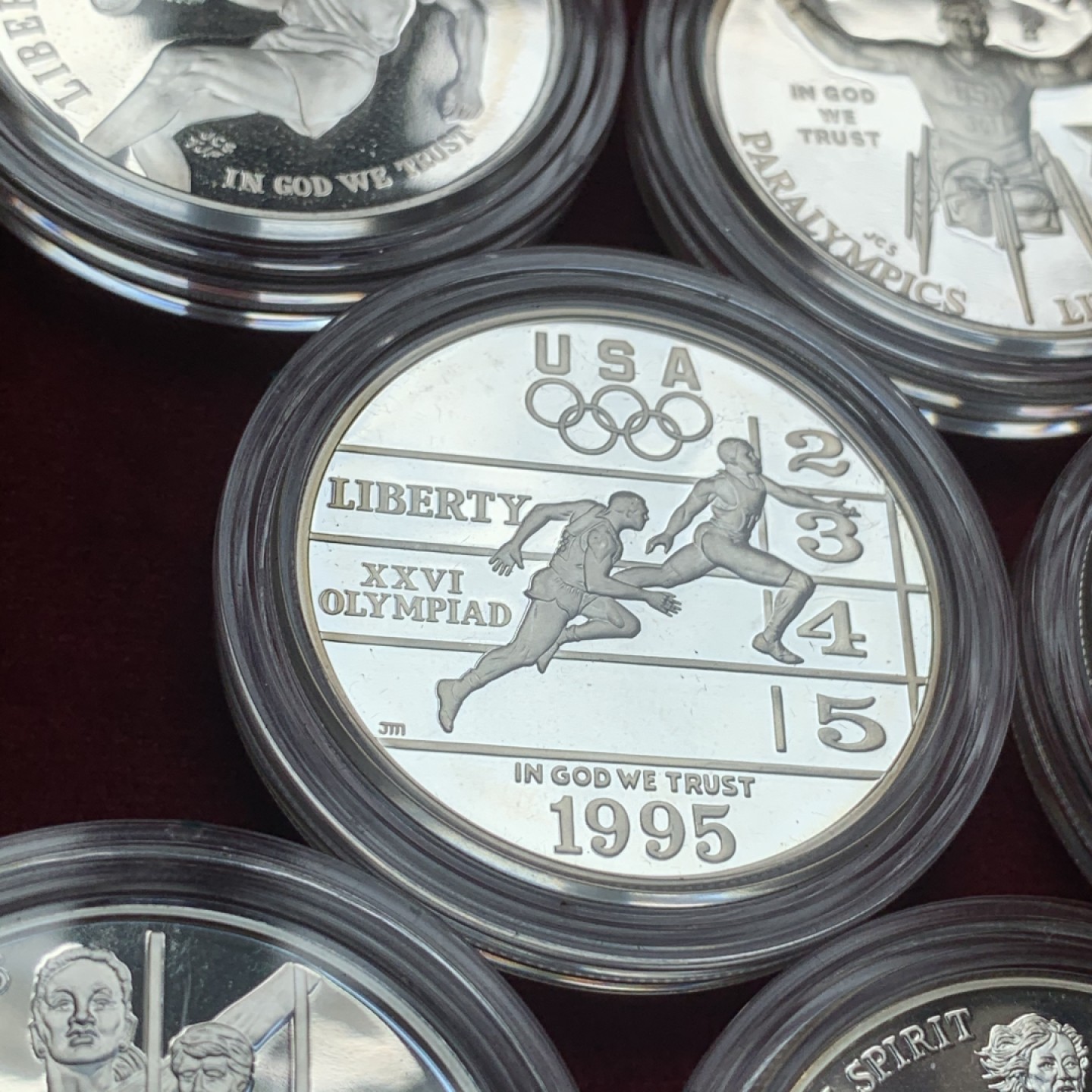 《竞宝斋》中天佳节（端午节特拍）6月12日-周日-第64场 美国 1996年 亚特兰大 奥运会 精制 1美元 银币 8枚套，原盒带证书 保存的非常好 非常少见的一套 单枚重量26.73克 900银