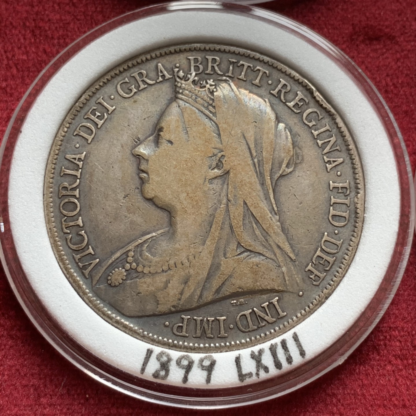 《竞宝斋》中天佳节（端午节特拍）6月12日-周日-第64场 英国 维多利亚 披纱版马剑银币 16枚大全套 囊括除精制版外的所有年份以及不同的边铭，品相基本在XF-AU级别 原味包浆为主 细节看图。