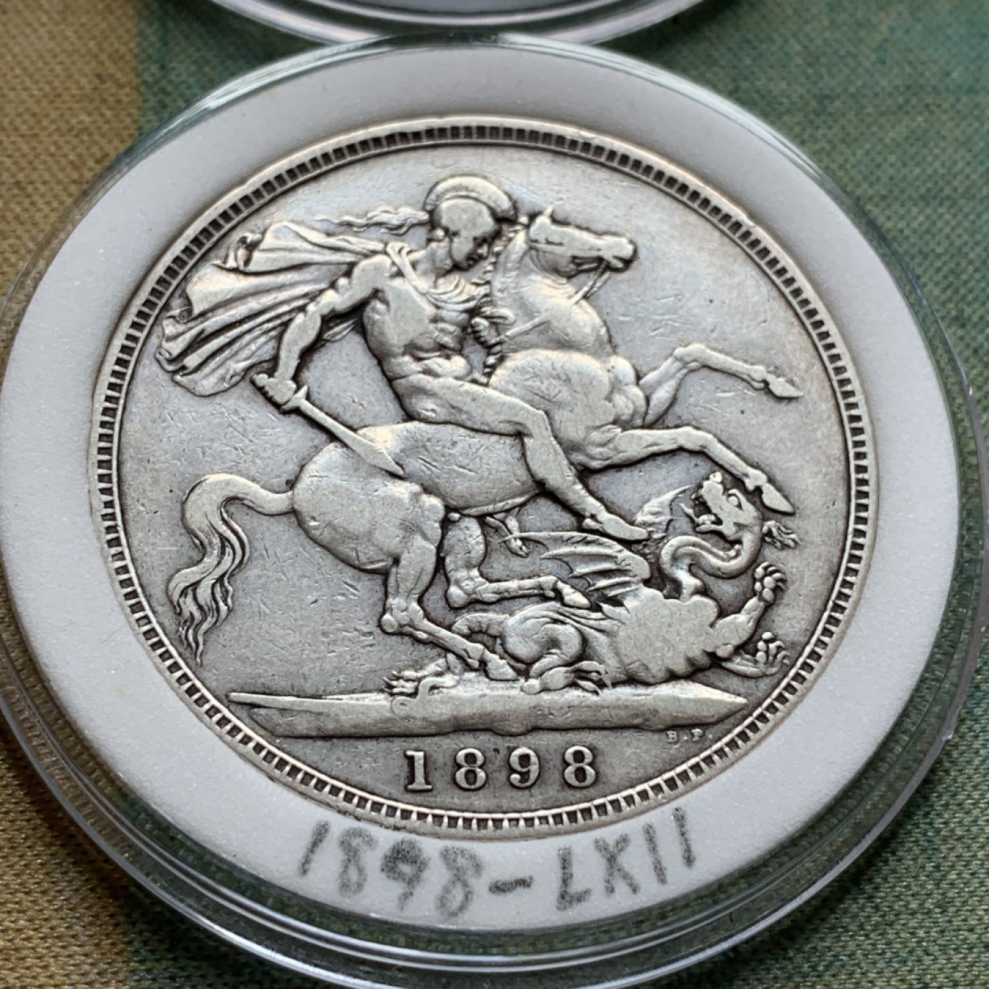 《竞宝斋》中天佳节（端午节特拍）6月12日-周日-第64场 英国 维多利亚 披纱版马剑银币 16枚大全套 囊括除精制版外的所有年份以及不同的边铭，品相基本在XF-AU级别 原味包浆为主 细节看图。