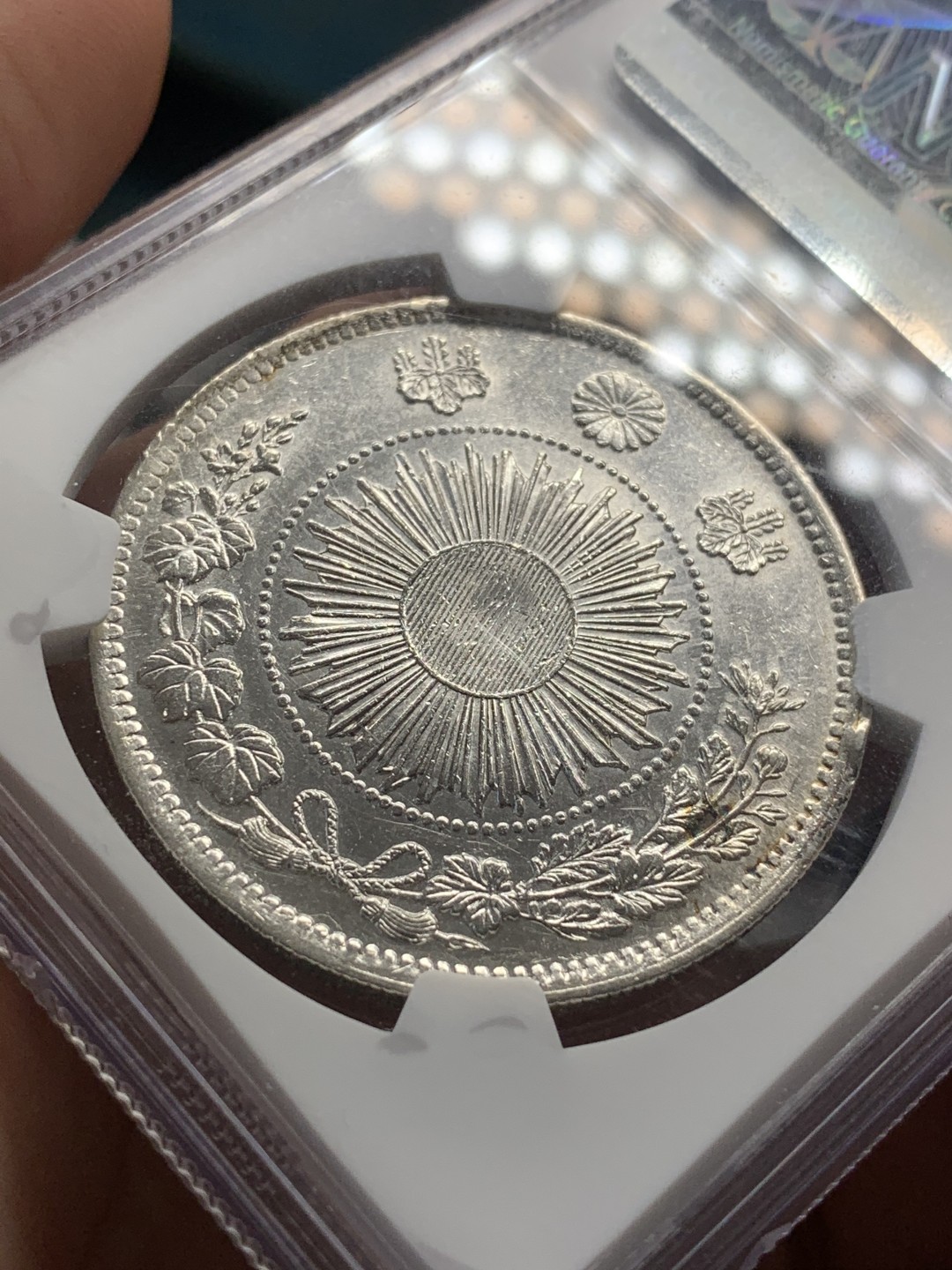 《竞宝斋》中天佳节（端午节特拍）6月12日-周日-第64场 NGC-UNC评级 日本 明治三年 日龙银元 增贝版 作为日龙名誉品 难得的白净状态 细节非常好 缺陷轻微 性价比很不错