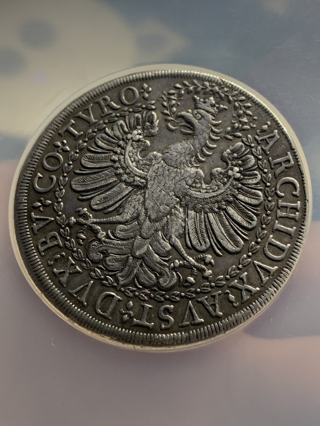 《竞宝斋》中天佳节（端午节特拍）6月12日-周日-第64场 NGC AU评级 神圣罗马帝国 1657-1705年 哈布斯堡 利奥波德一世 2泰勒大银币（重57克）最新AW在4月拍出一枚64分的5万成交。这枚AU当个品种非常不错