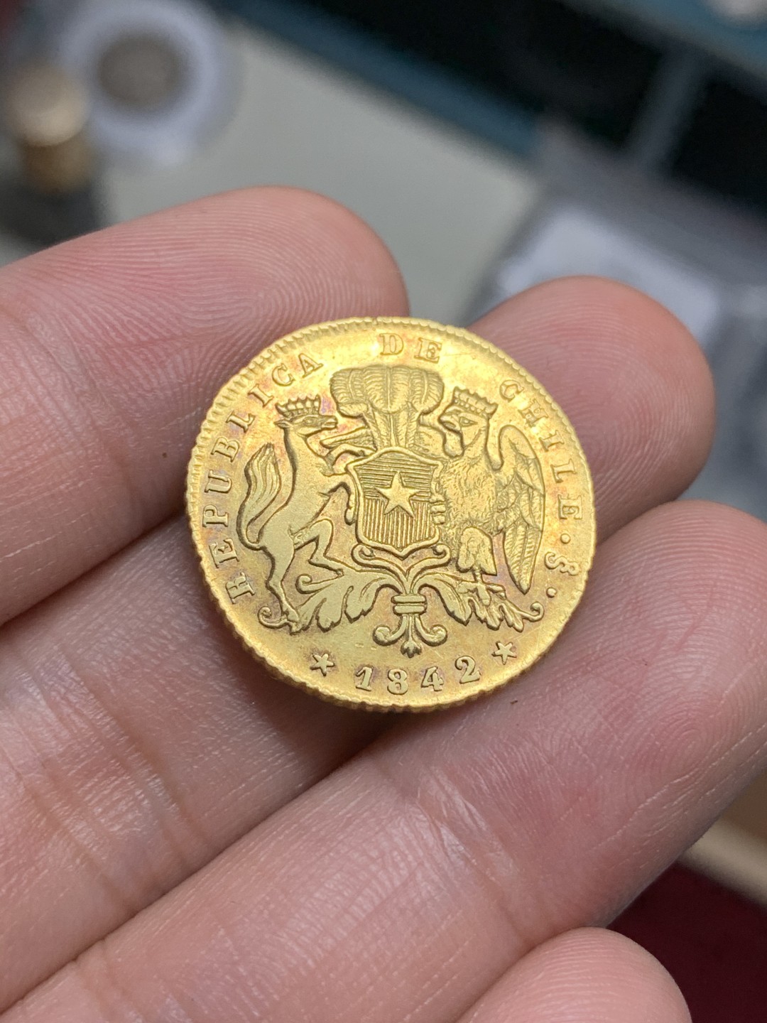 《竞宝斋》中天佳节（端午节特拍）6月12日-周日-第64场 智利 1842年 女神版 2埃斯库多金币 6.74克 女神面有轻微划痕 非常少见的品种