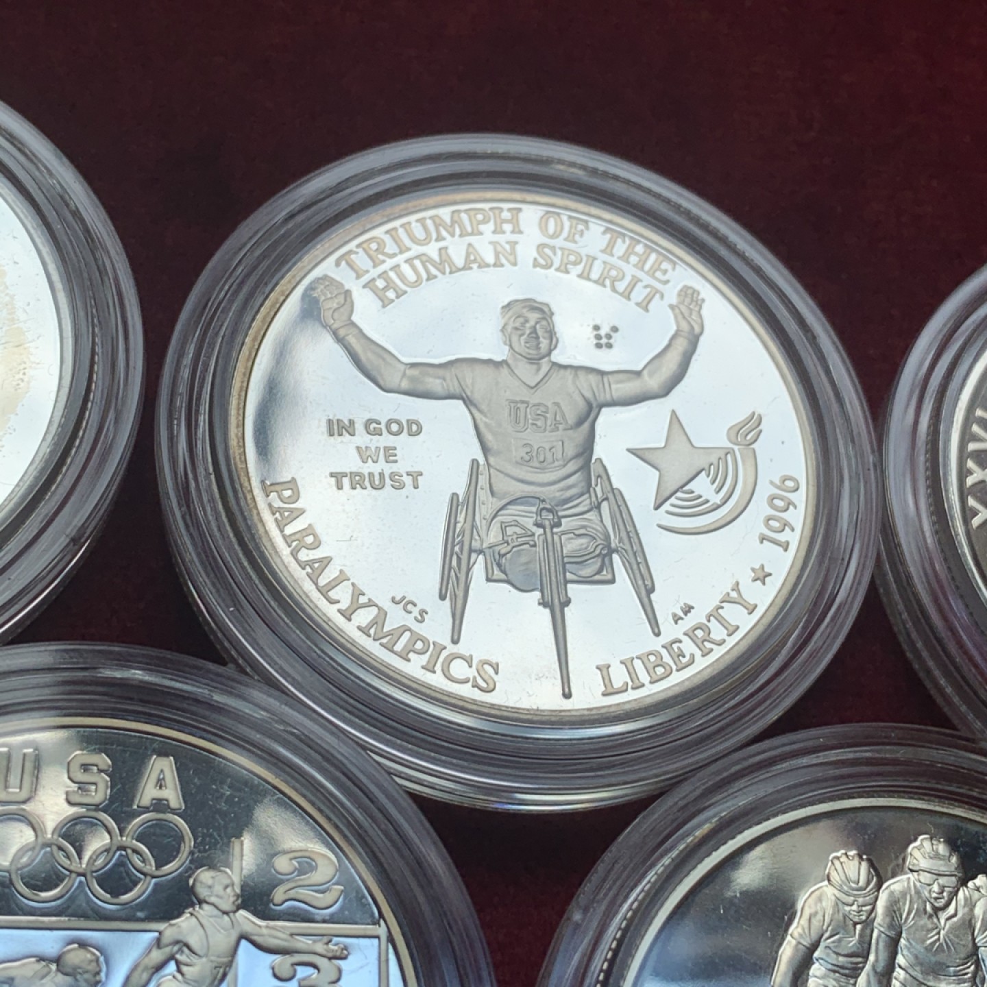 《竞宝斋》中天佳节（端午节特拍）6月12日-周日-第64场 美国 1996年 亚特兰大 奥运会 精制 1美元 银币 8枚套，原盒带证书 保存的非常好 非常少见的一套 单枚重量26.73克 900银