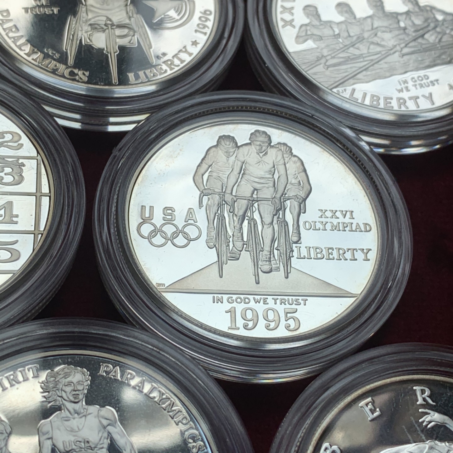 《竞宝斋》中天佳节（端午节特拍）6月12日-周日-第64场 美国 1996年 亚特兰大 奥运会 精制 1美元 银币 8枚套，原盒带证书 保存的非常好 非常少见的一套 单枚重量26.73克 900银