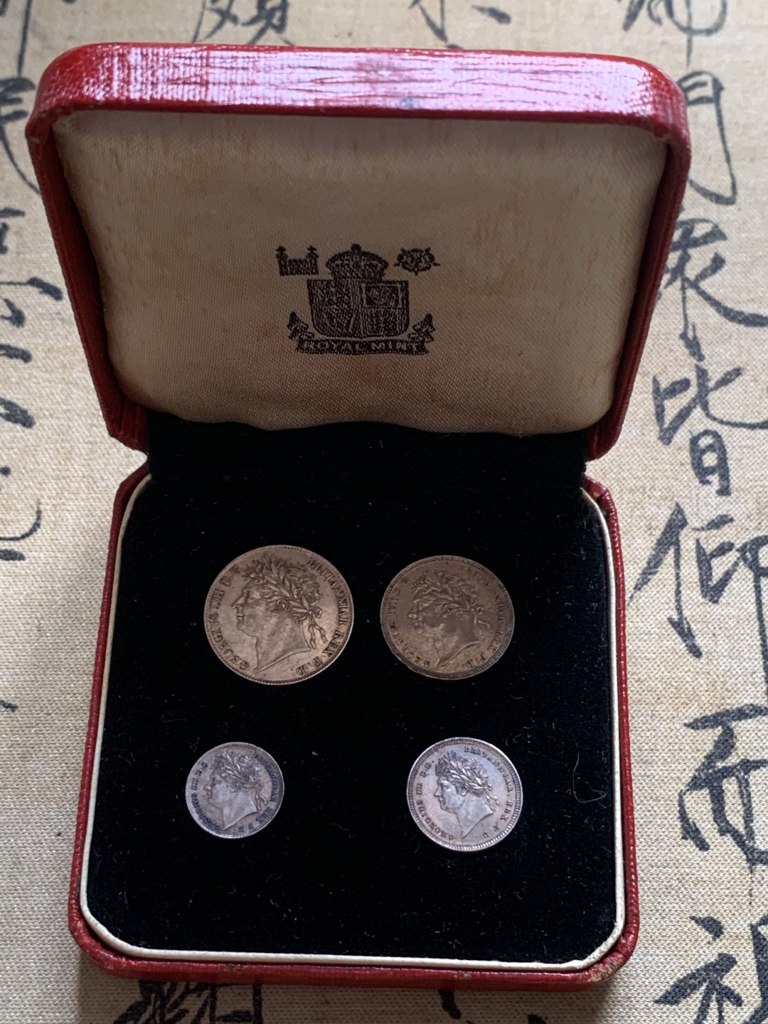 《竞宝斋》中天佳节（端午节特拍）6月12日-周日-第64场 英国 1824年 乔治四世 盒装濯足币 特年 R级珍惜度 乔四洗脚币 比较难遇的品种