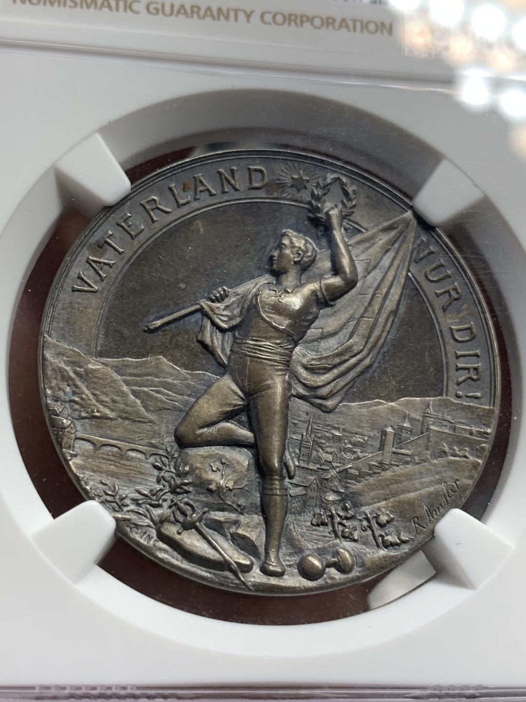 《竞宝斋》中天佳节（端午节特拍）6月12日-周日-第64场 NGC MS65 瑞士1897年沙夫豪森体操节银章 镜面加磨砂工艺 在当时无法想象  正面凹形 底板 更显高浮雕技艺 人物衣服的褶皱清晰 景观精制 难得！