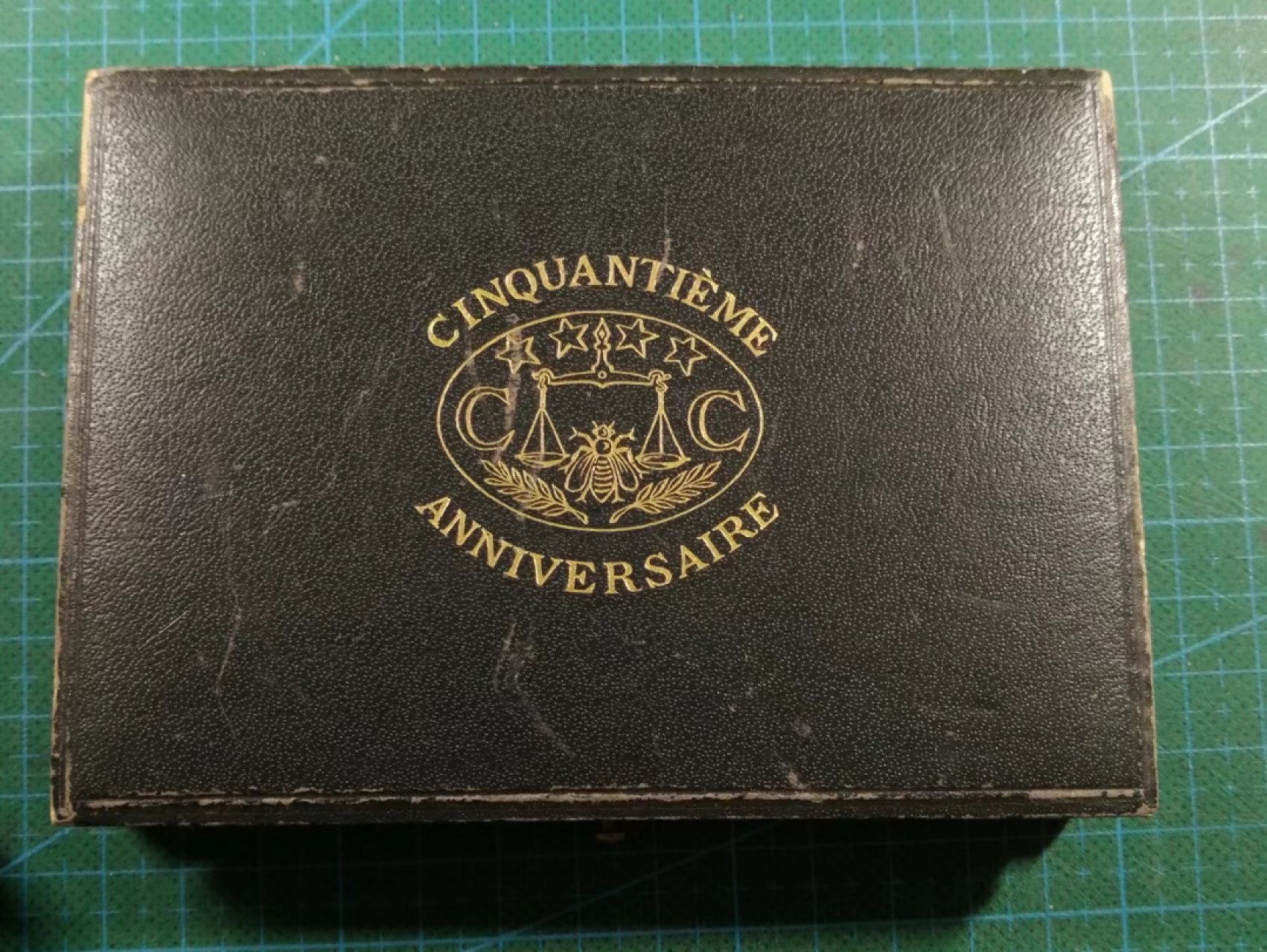 好章还需好盒衬 1892年昆汀银器50周年镀银铜章