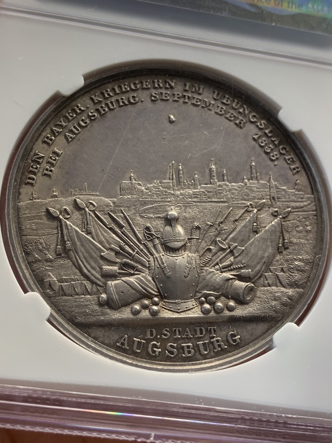 《竞宝斋》中天佳节（端午节特拍）6月12日-周日-第64场 NGC MS62 德国1838年 巴伐利亚路德维希一世奥格斯堡练兵营纪念景观大银章，AW去年61分的3600多成交，这个62分。背面中央是一块钴，钴是当时的稀有金属