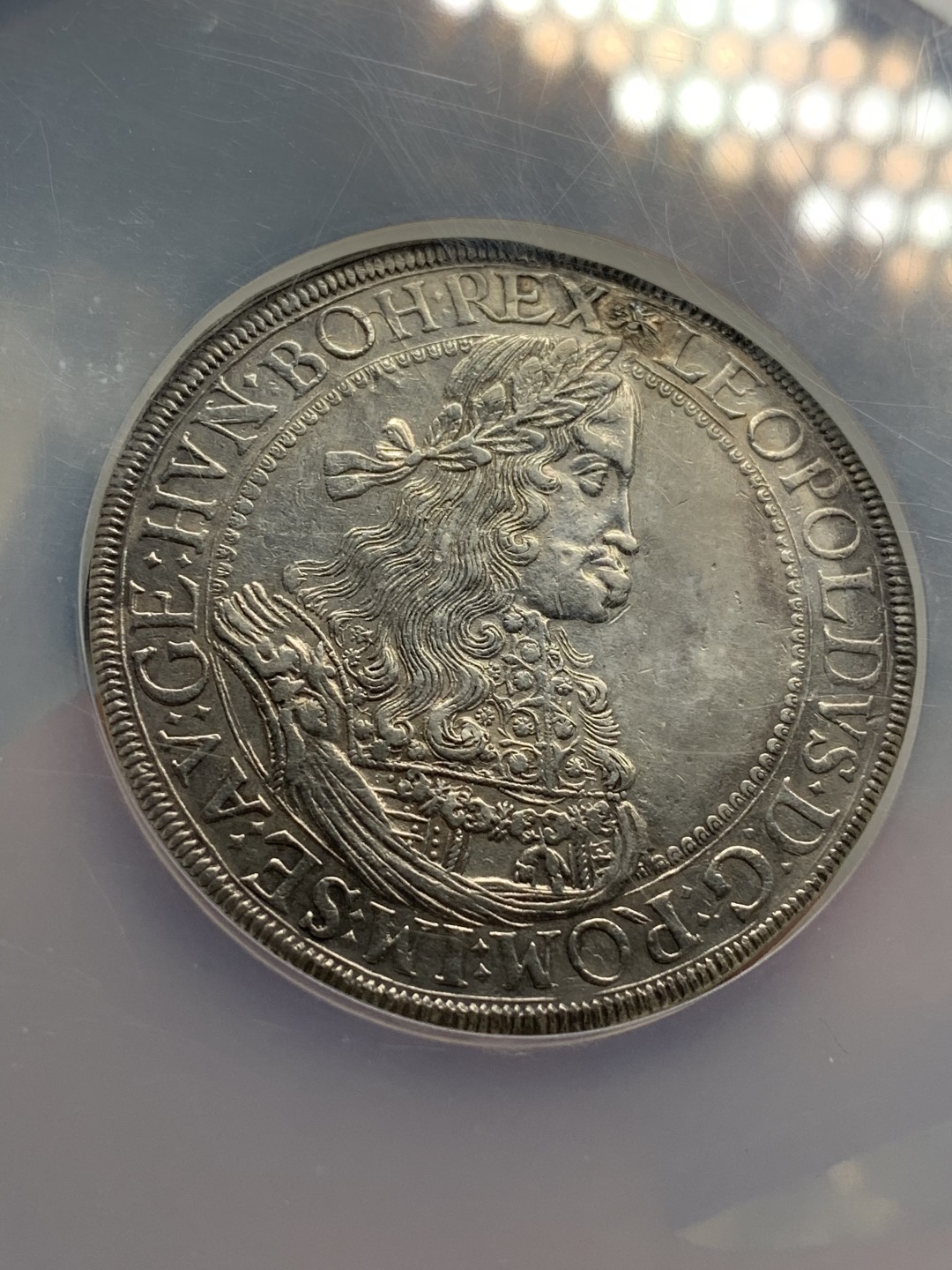 《竞宝斋》中天佳节（端午节特拍）6月12日-周日-第64场 NGC-AU 神圣罗马帝国 1684/2 年骑字版，利奥波德大泰勒格拉兹厂出品原光全深打，比hall厂珍稀多了 标注为：PLUGGED  细节看图