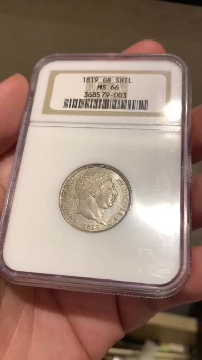 《竞宝斋》中天佳节（端午节特拍）6月12日-周日-第64场 NGC-MS66 英国 1819年 乔治三世 1先令银币 老盒 顶级分数 活生生的打出了PL的质感
