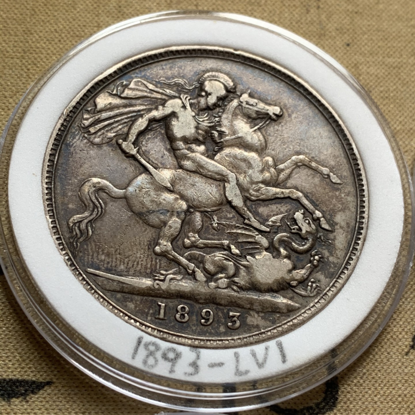 《竞宝斋》中天佳节（端午节特拍）6月12日-周日-第64场 英国 维多利亚 披纱版马剑银币 16枚大全套 囊括除精制版外的所有年份以及不同的边铭，品相基本在XF-AU级别 原味包浆为主 细节看图。