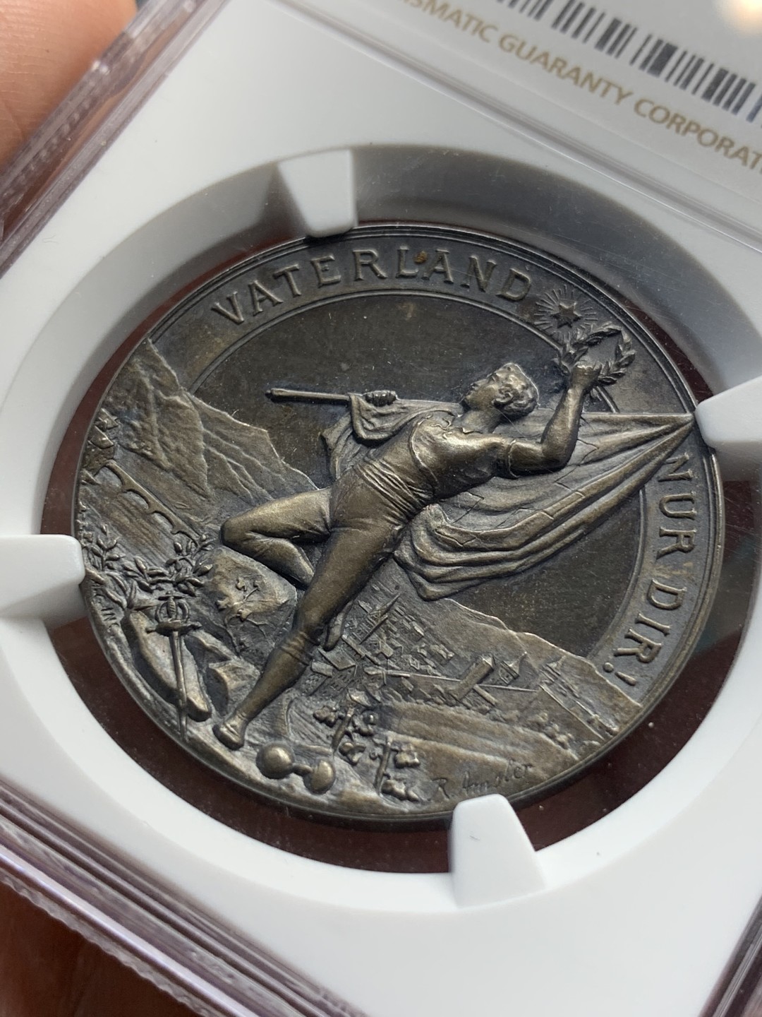 《竞宝斋》中天佳节（端午节特拍）6月12日-周日-第64场 NGC MS65 瑞士1897年沙夫豪森体操节银章 镜面加磨砂工艺 在当时无法想象  正面凹形 底板 更显高浮雕技艺 人物衣服的褶皱清晰 景观精制 难得！