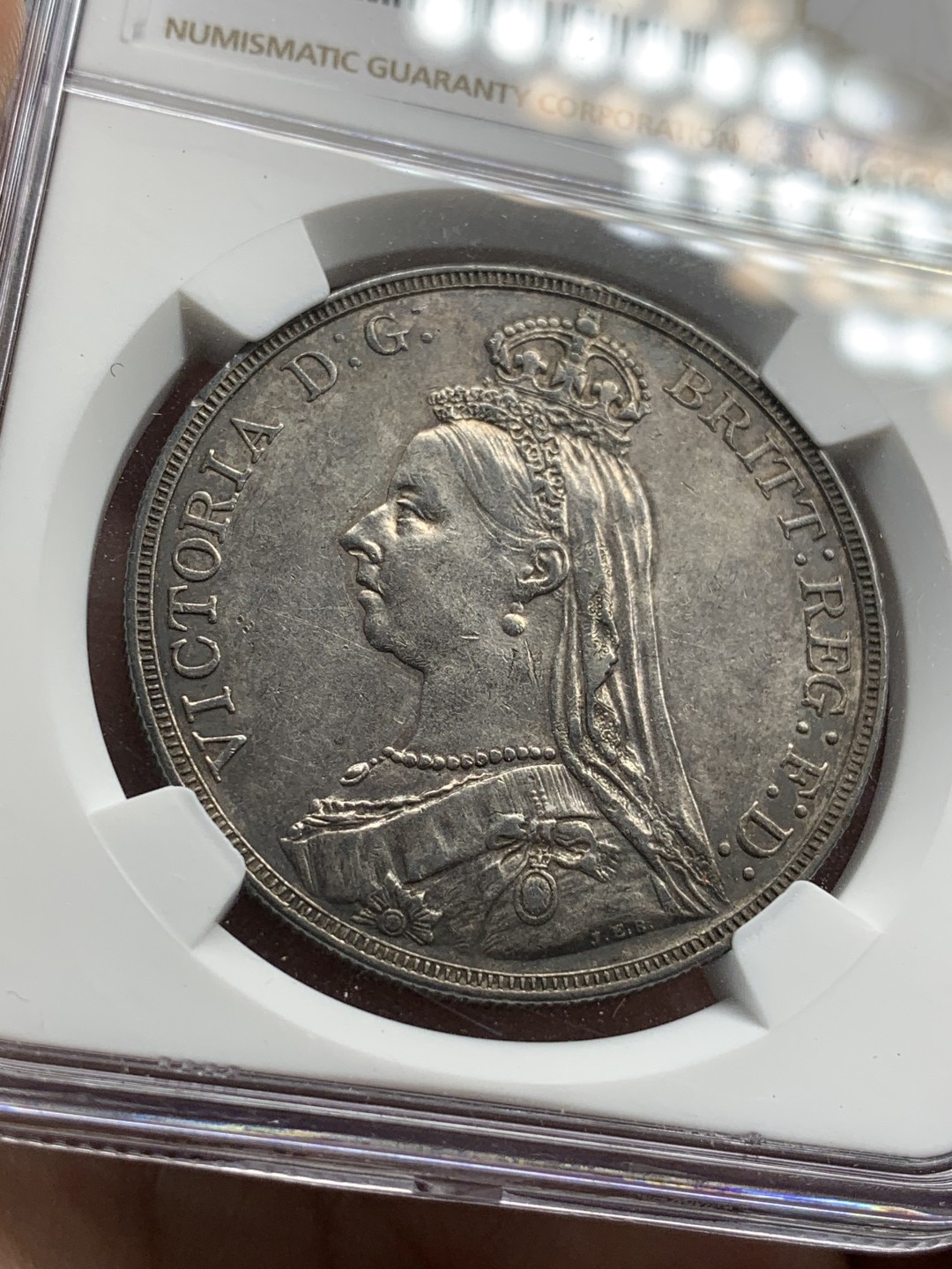 《竞宝斋》中天佳节（端午节特拍）6月12日-周日-第64场 NGC-AU53 英国1889 高冠马剑 深彩包浆 给分不容易