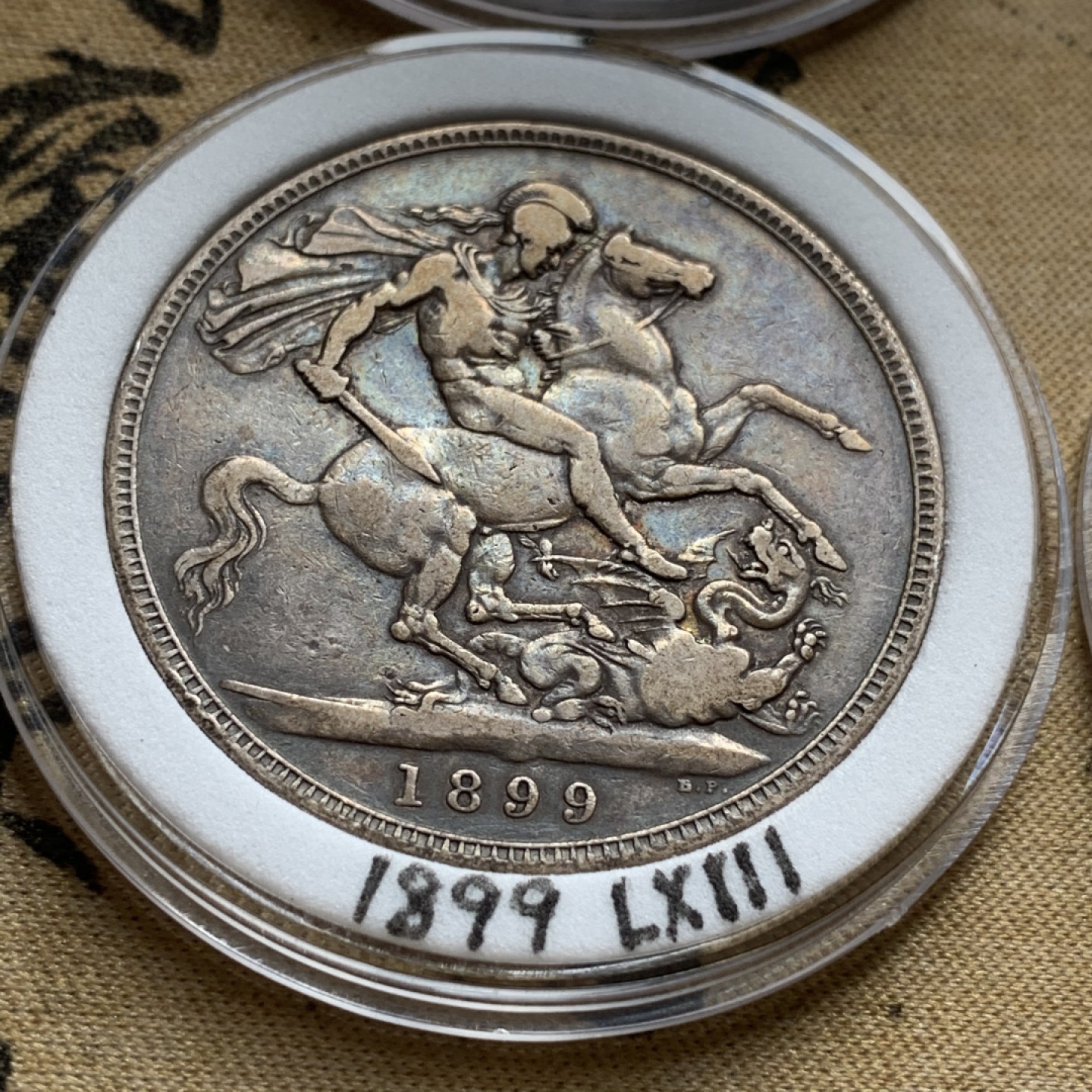 《竞宝斋》中天佳节（端午节特拍）6月12日-周日-第64场 英国 维多利亚 披纱版马剑银币 16枚大全套 囊括除精制版外的所有年份以及不同的边铭，品相基本在XF-AU级别 原味包浆为主 细节看图。