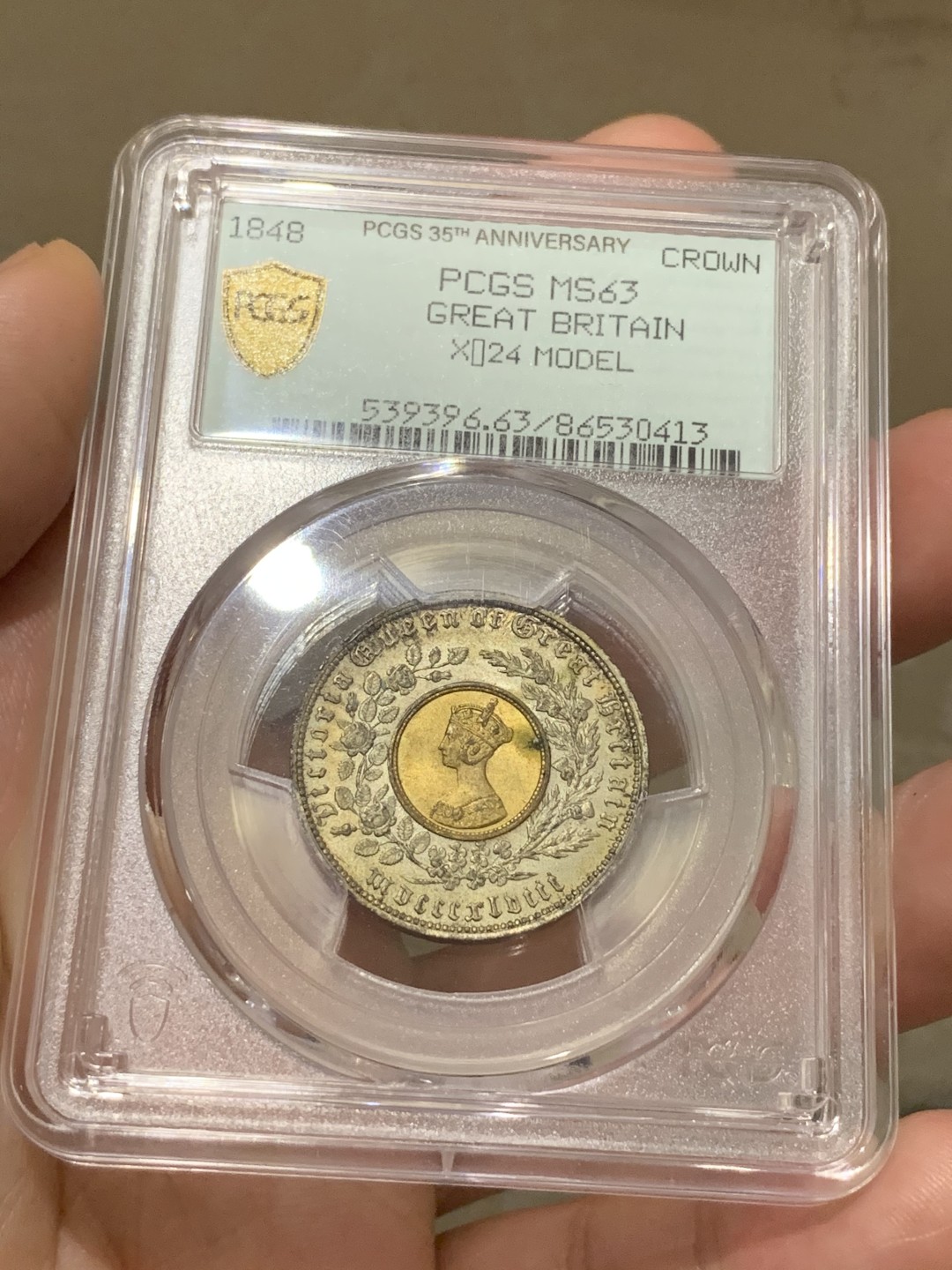 《竞宝斋》中天佳节（端午节特拍）6月12日-周日-第64场 PCGS-MS63 英国 1848年 维多利亚女王 双色克朗 热门品种 状态很好 35周年限量盒 外加淡金包浆 均匀而美丽