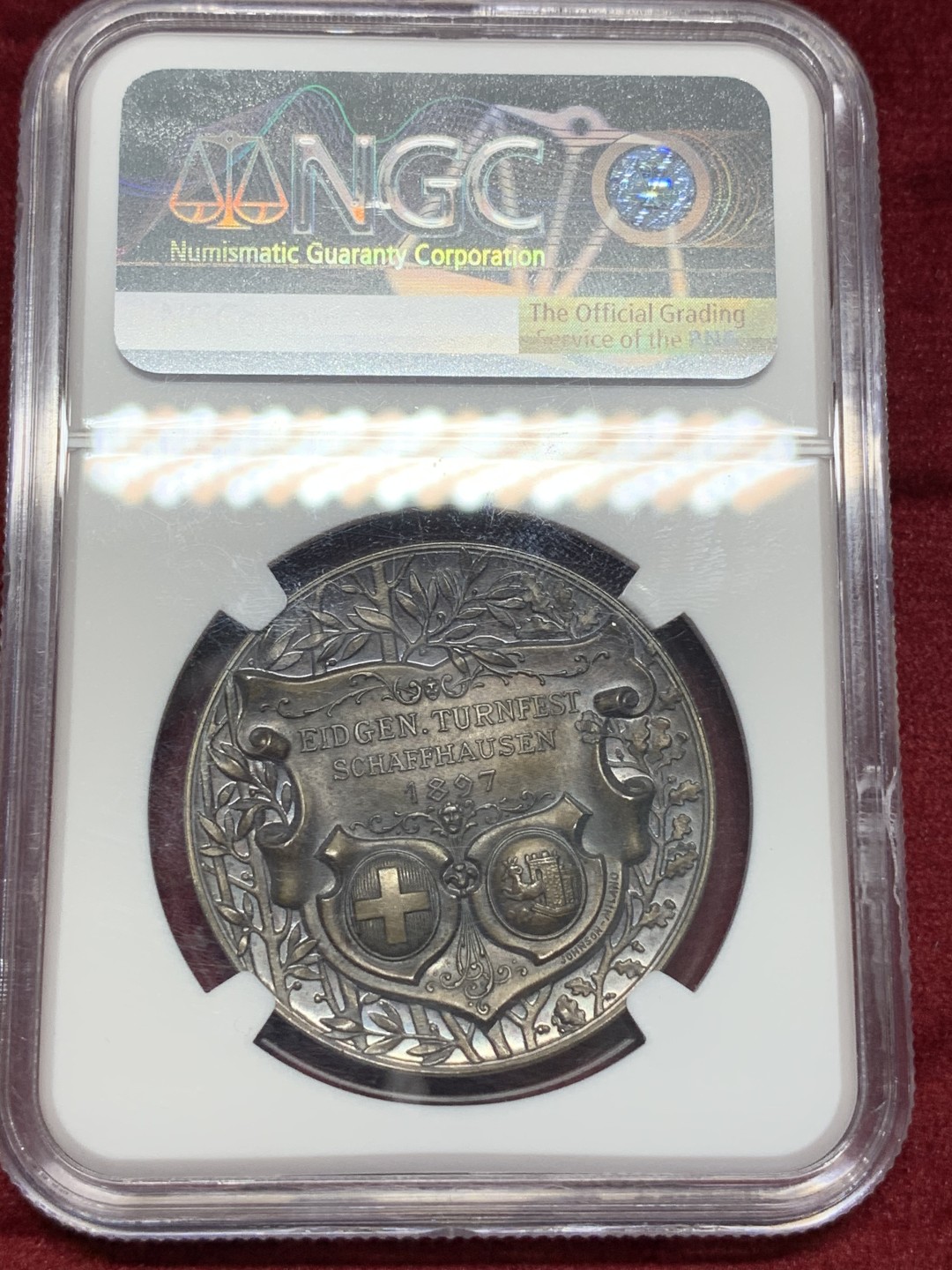 《竞宝斋》中天佳节（端午节特拍）6月12日-周日-第64场 NGC MS65 瑞士1897年沙夫豪森体操节银章 镜面加磨砂工艺 在当时无法想象  正面凹形 底板 更显高浮雕技艺 人物衣服的褶皱清晰 景观精制 难得！