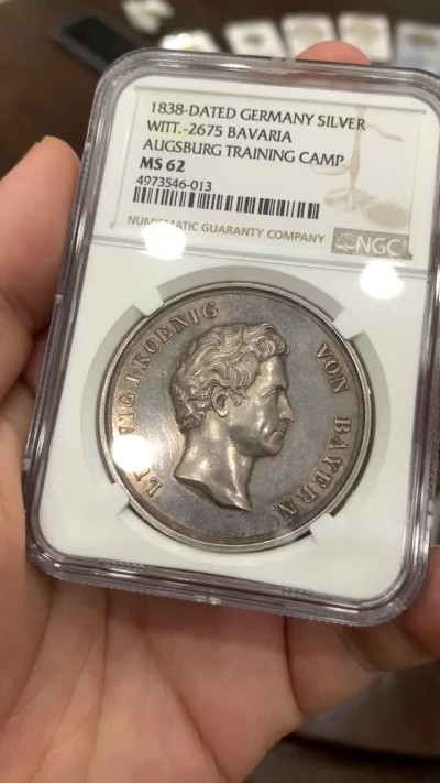 《竞宝斋》中天佳节（端午节特拍）6月12日-周日-第64场 NGC MS62 德国1838年 巴伐利亚路德维希一世奥格斯堡练兵营纪念景观大银章，AW去年61分的3600多成交，这个62分。背面中央是一块钴，钴是当时的稀有金属