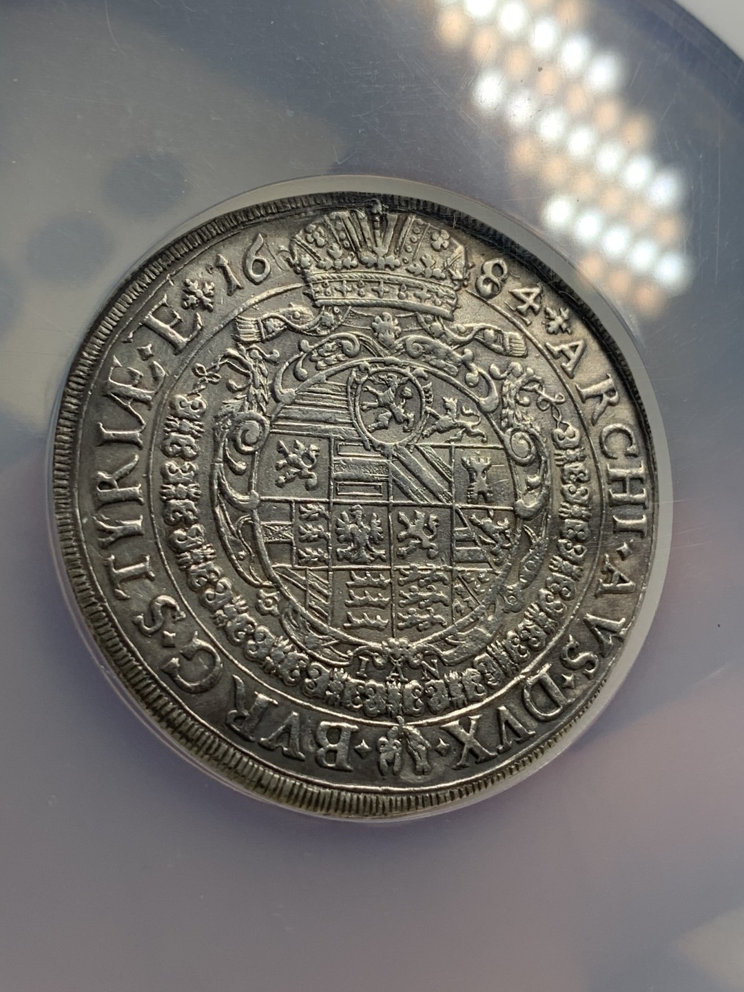 《竞宝斋》中天佳节（端午节特拍）6月12日-周日-第64场 NGC-AU 神圣罗马帝国 1684/2 年骑字版，利奥波德大泰勒格拉兹厂出品原光全深打，比hall厂珍稀多了 标注为：PLUGGED  细节看图