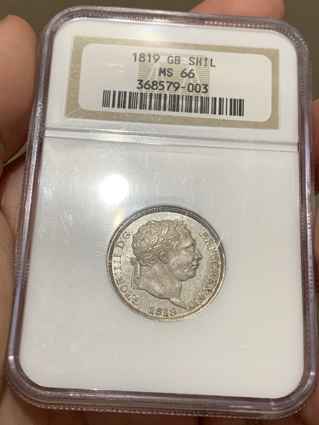 《竞宝斋》中天佳节（端午节特拍）6月12日-周日-第64场 NGC-MS66 英国 1819年 乔治三世 1先令银币 老盒 顶级分数 活生生的打出了PL的质感