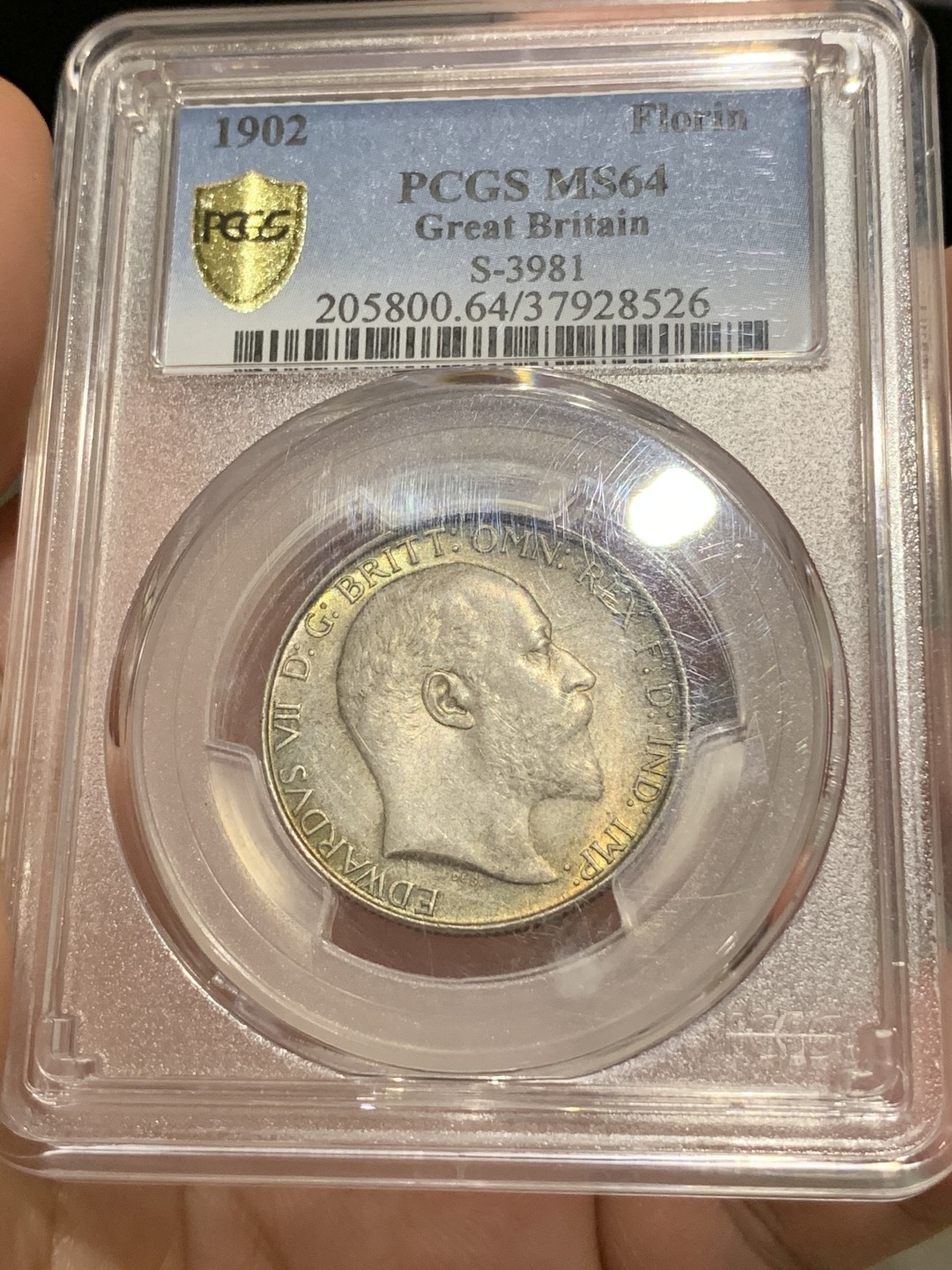 《竞宝斋》中天佳节（端午节特拍）6月12日-周日-第64场 PCGS-MS64 英国1902年 爱德华七世 海神弗罗林银币 五彩包浆在阳光下熠熠生辉，百年前的不列颠尼亚女神仿佛透过历史的层层迷雾凝视着人间！