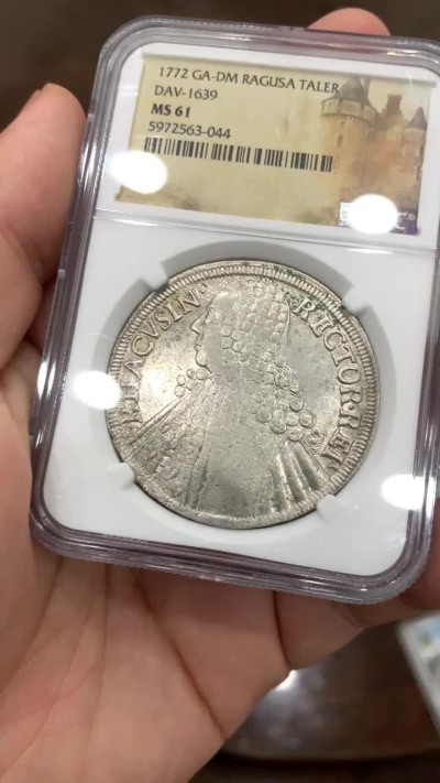 《竞宝斋》中天佳节（端午节特拍）6月12日-周日-第64场 冠军分，NGC MS61 拉古萨 1772年 泰勒大银币 打制的非常不错 人物细节到位 遗憾的就是币超重了所以使用了很多减重痕迹来减轻重量