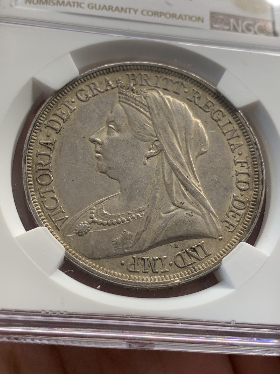 《竞宝斋》中天佳节（端午节特拍）6月12日-周日-第64场 NGC-AU55 英国1893 披纱马剑 原汁原味 脸蛋胖嘟嘟