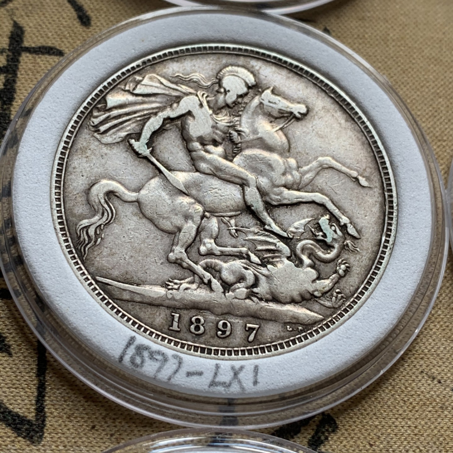 《竞宝斋》中天佳节（端午节特拍）6月12日-周日-第64场 英国 维多利亚 披纱版马剑银币 16枚大全套 囊括除精制版外的所有年份以及不同的边铭，品相基本在XF-AU级别 原味包浆为主 细节看图。