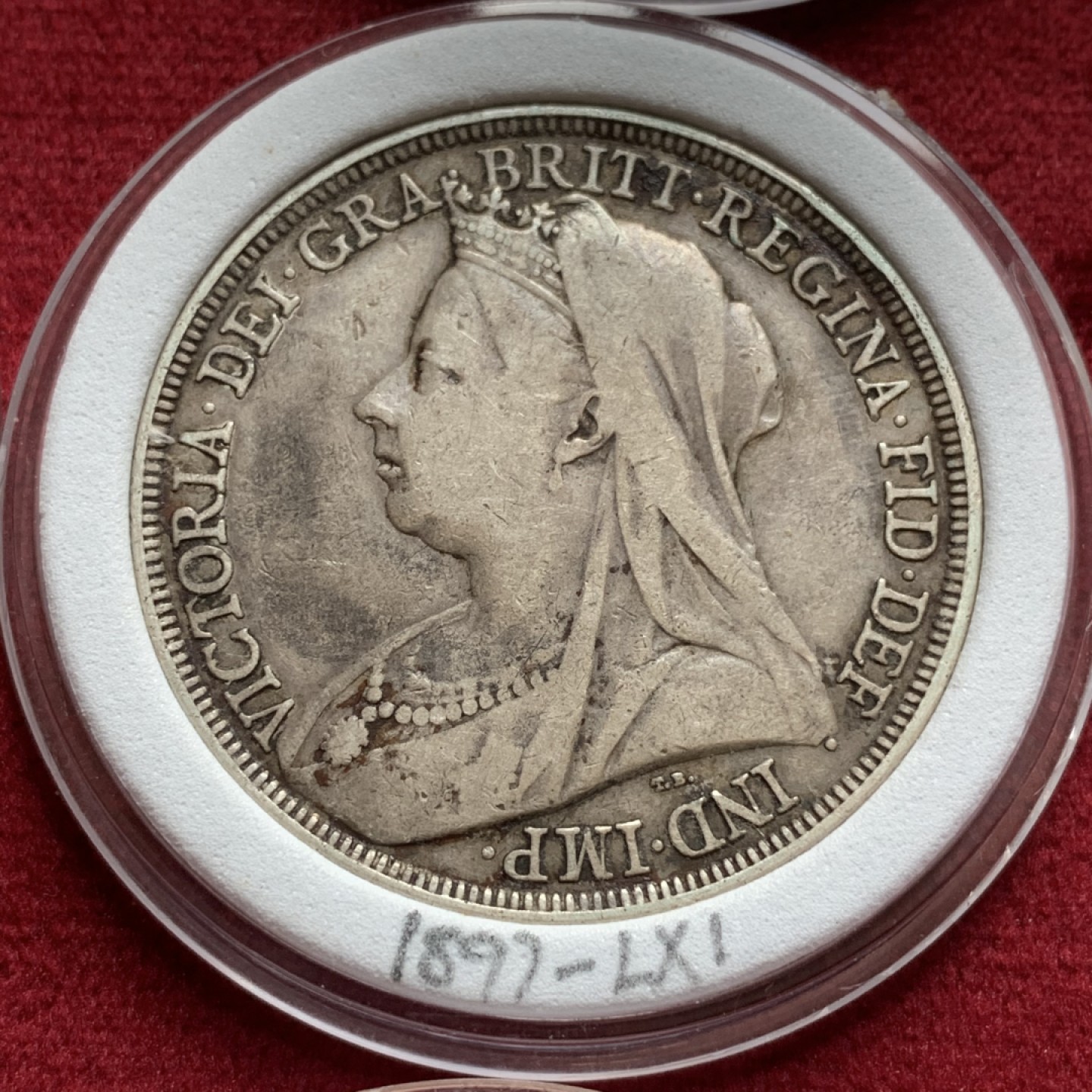 《竞宝斋》中天佳节（端午节特拍）6月12日-周日-第64场 英国 维多利亚 披纱版马剑银币 16枚大全套 囊括除精制版外的所有年份以及不同的边铭，品相基本在XF-AU级别 原味包浆为主 细节看图。