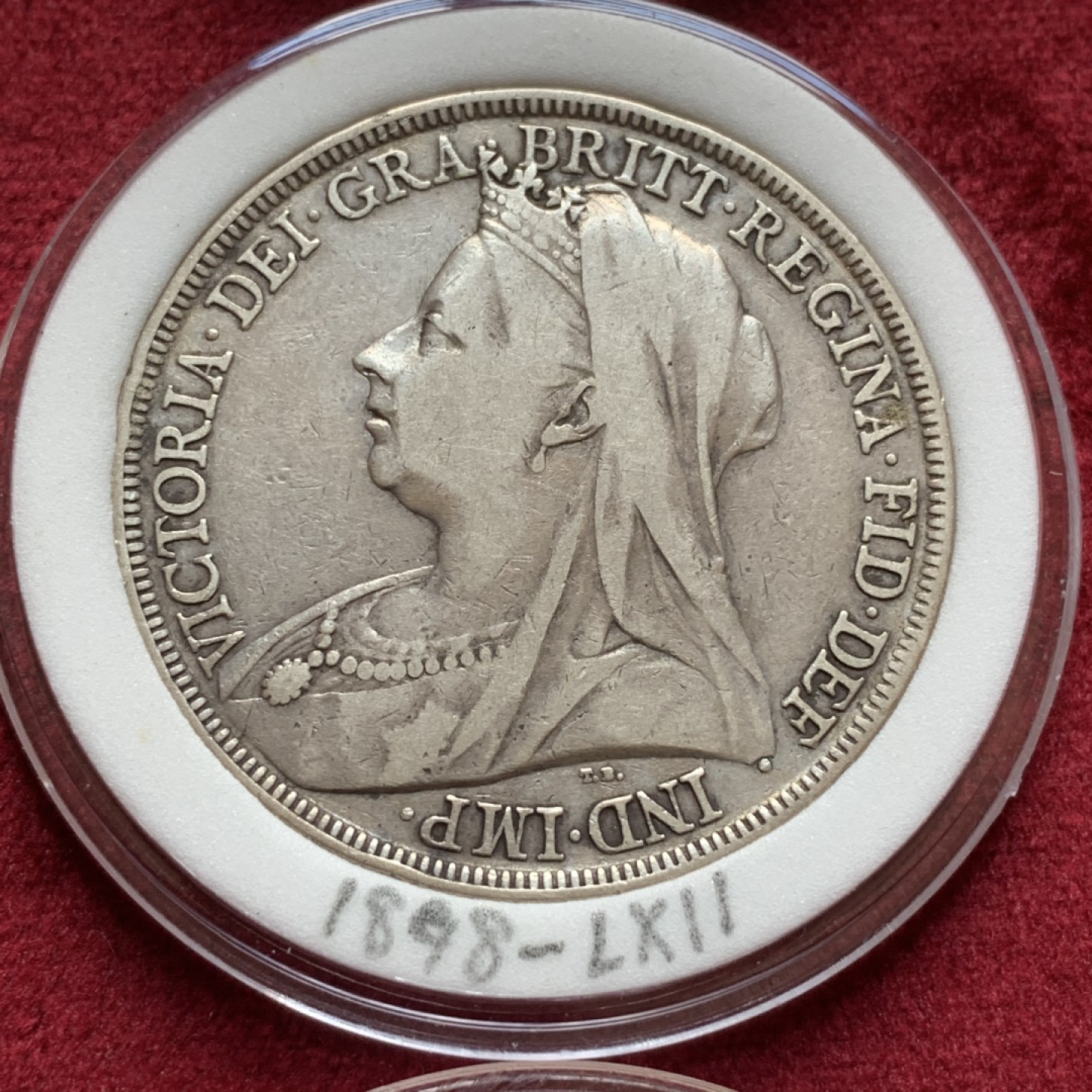 《竞宝斋》中天佳节（端午节特拍）6月12日-周日-第64场 英国 维多利亚 披纱版马剑银币 16枚大全套 囊括除精制版外的所有年份以及不同的边铭，品相基本在XF-AU级别 原味包浆为主 细节看图。