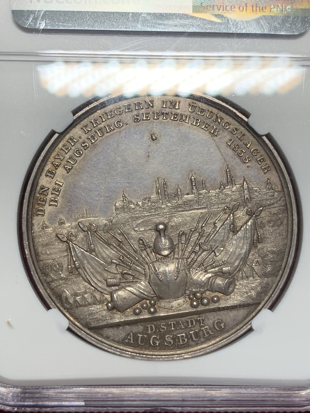 《竞宝斋》中天佳节（端午节特拍）6月12日-周日-第64场 NGC MS62 德国1838年 巴伐利亚路德维希一世奥格斯堡练兵营纪念景观大银章，AW去年61分的3600多成交，这个62分。背面中央是一块钴，钴是当时的稀有金属