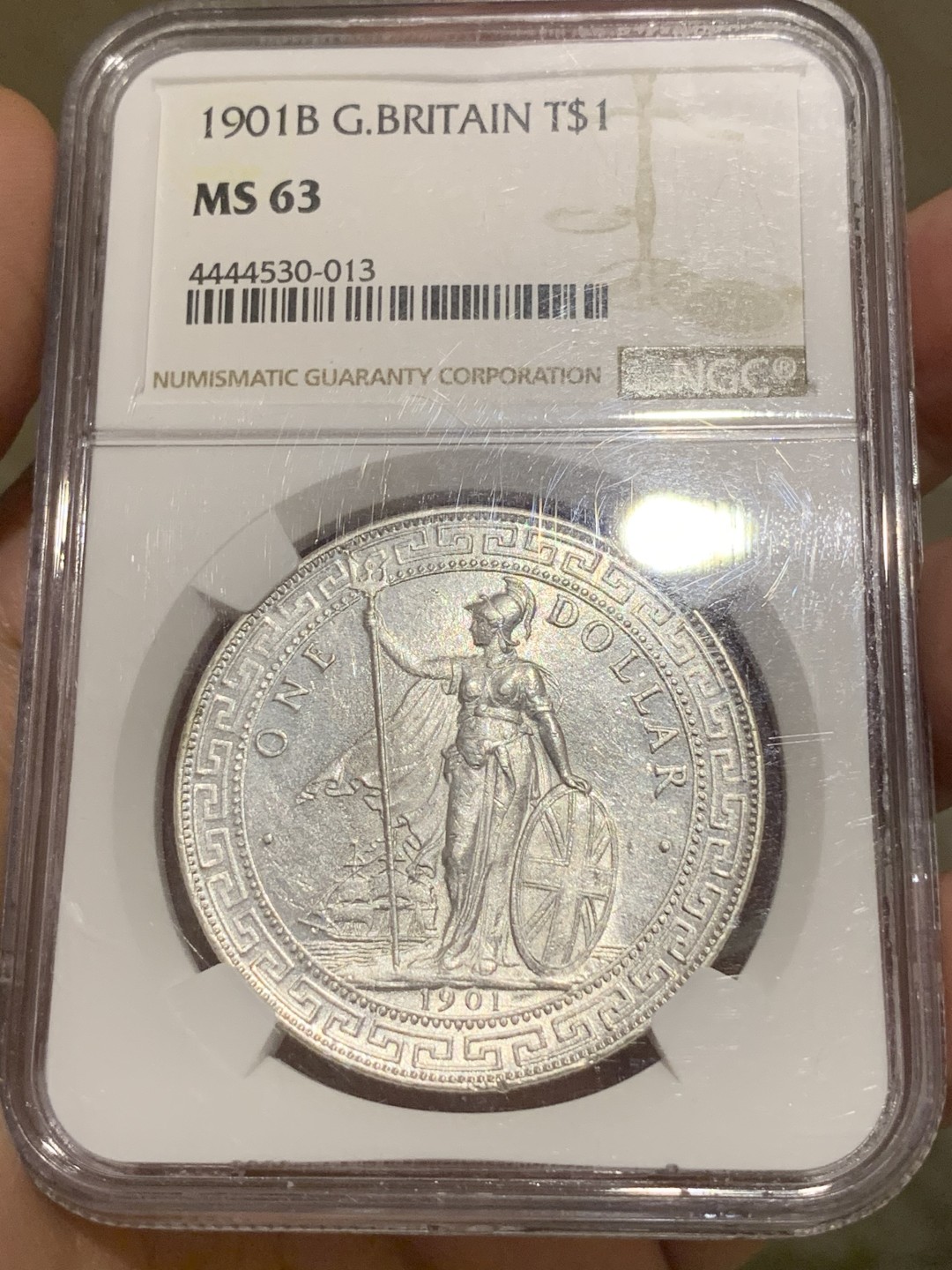 《竞宝斋》中天佳节（端午节特拍）6月12日-周日-第64场 NGC-MS63 英国1901年站洋银币 维多利亚女王时期 孟买铸造 当时英国主要的贸易银元 流通较广 高分也相对难得 这枚细节年份不错