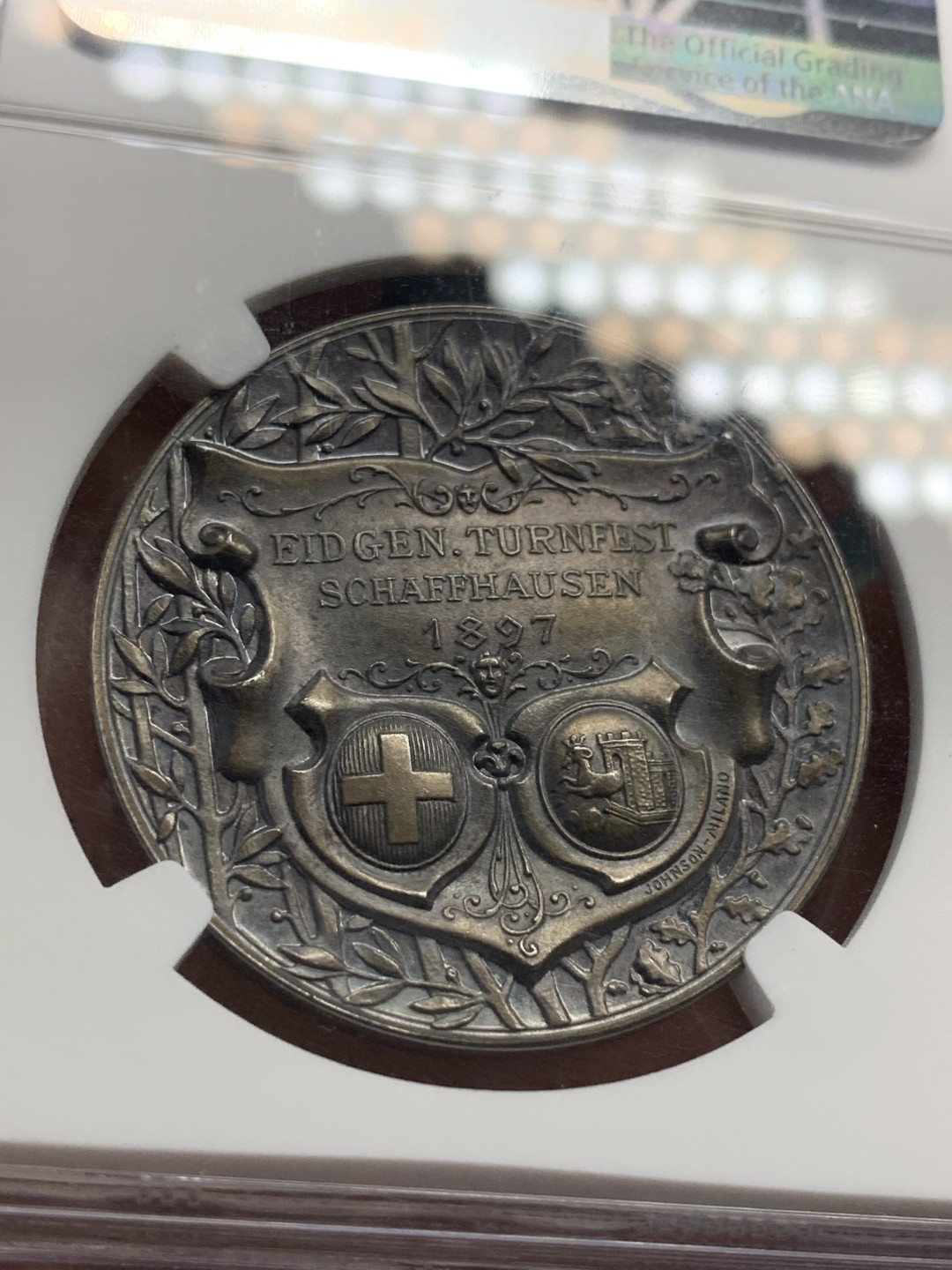 《竞宝斋》中天佳节（端午节特拍）6月12日-周日-第64场 NGC MS65 瑞士1897年沙夫豪森体操节银章 镜面加磨砂工艺 在当时无法想象  正面凹形 底板 更显高浮雕技艺 人物衣服的褶皱清晰 景观精制 难得！