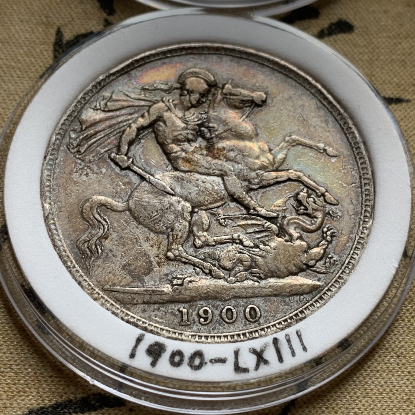 《竞宝斋》中天佳节（端午节特拍）6月12日-周日-第64场 英国 维多利亚 披纱版马剑银币 16枚大全套 囊括除精制版外的所有年份以及不同的边铭，品相基本在XF-AU级别 原味包浆为主 细节看图。