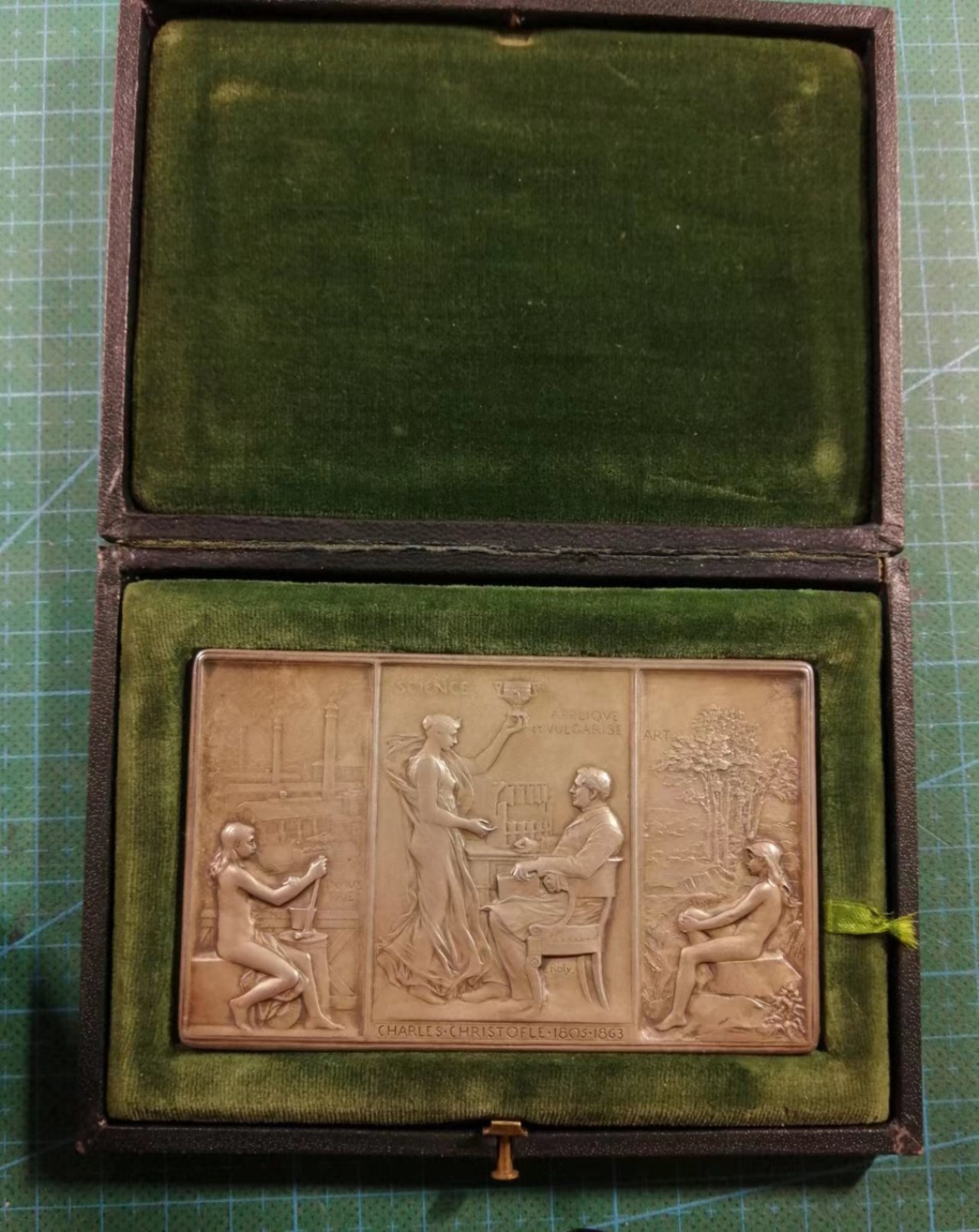 好章还需好盒衬 1892年昆汀银器50周年镀银铜章