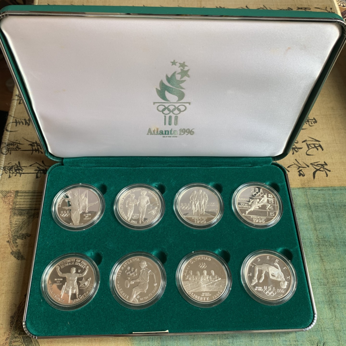 《竞宝斋》中天佳节（端午节特拍）6月12日-周日-第64场 美国 1996年 亚特兰大 奥运会 精制 1美元 银币 8枚套，原盒带证书 保存的非常好 非常少见的一套 单枚重量26.73克 900银
