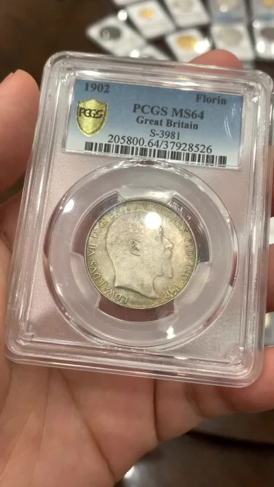 《竞宝斋》中天佳节（端午节特拍）6月12日-周日-第64场 PCGS-MS64 英国1902年 爱德华七世 海神弗罗林银币 五彩包浆在阳光下熠熠生辉，百年前的不列颠尼亚女神仿佛透过历史的层层迷雾凝视着人间！