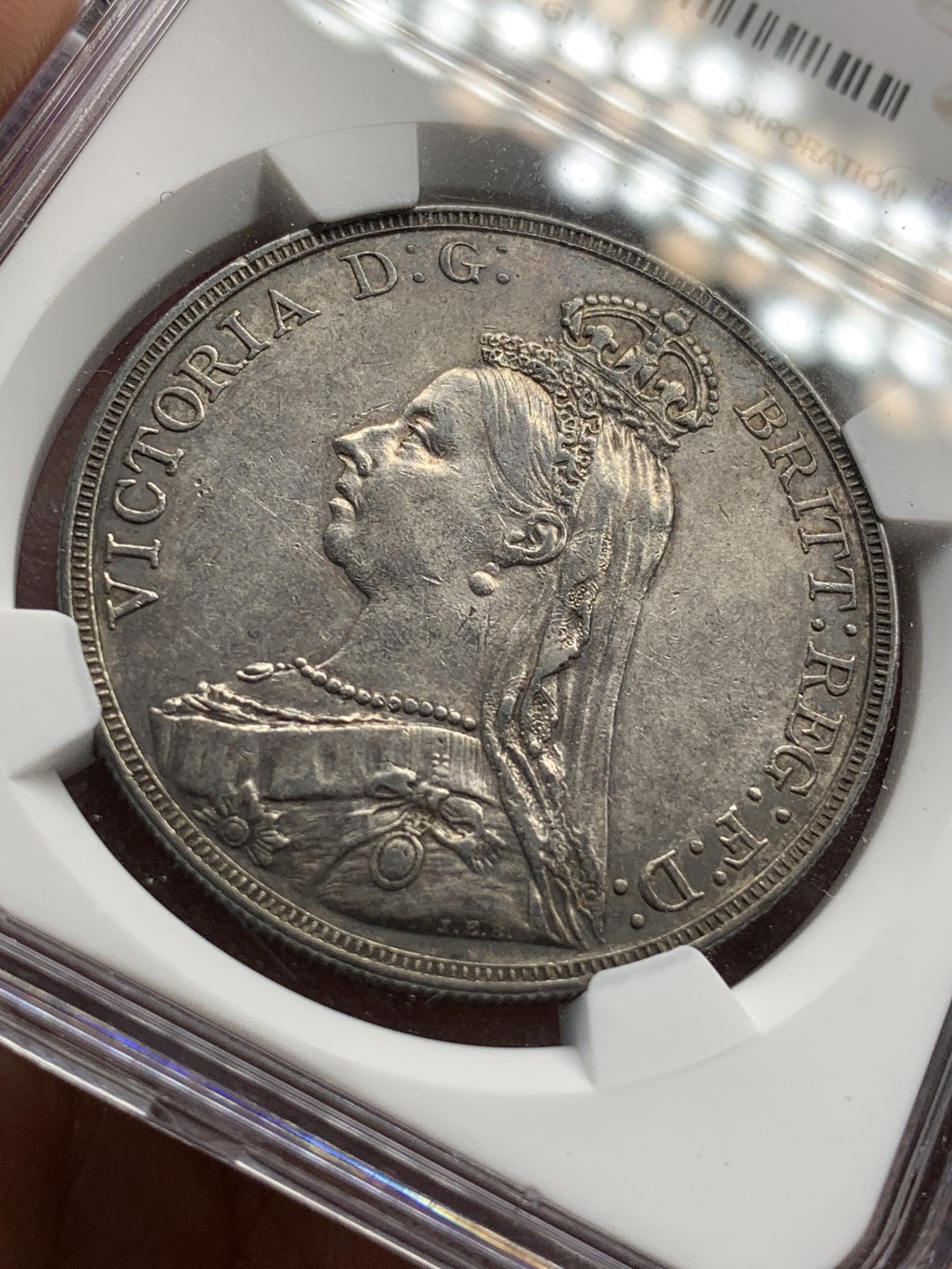 《竞宝斋》中天佳节（端午节特拍）6月12日-周日-第64场 NGC-AU53 英国1889 高冠马剑 深彩包浆 给分不容易