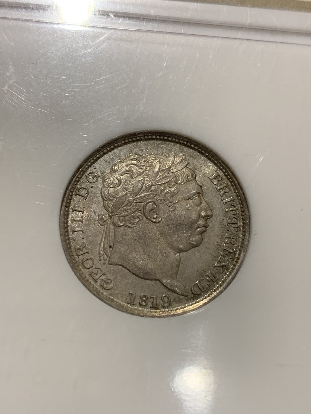 《竞宝斋》中天佳节（端午节特拍）6月12日-周日-第64场 NGC-MS66 英国 1819年 乔治三世 1先令银币 老盒 顶级分数 活生生的打出了PL的质感