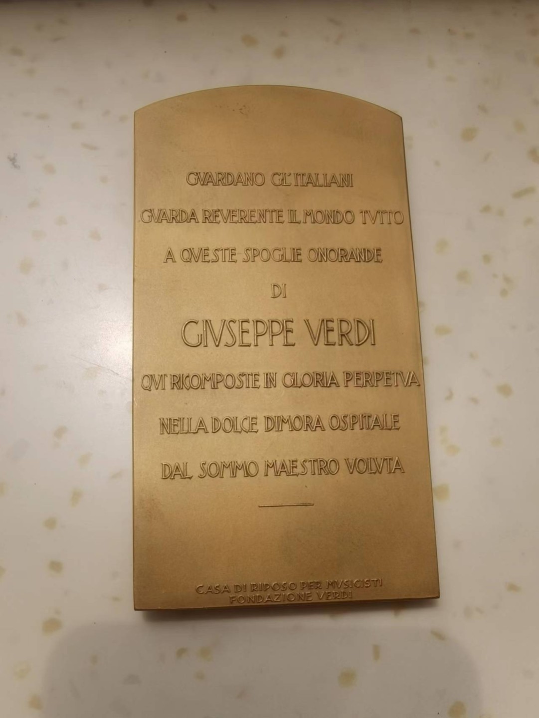 好章还需好盒衬 1901年意大利作曲家朱塞佩·威尔第逝世镀金铜牌 