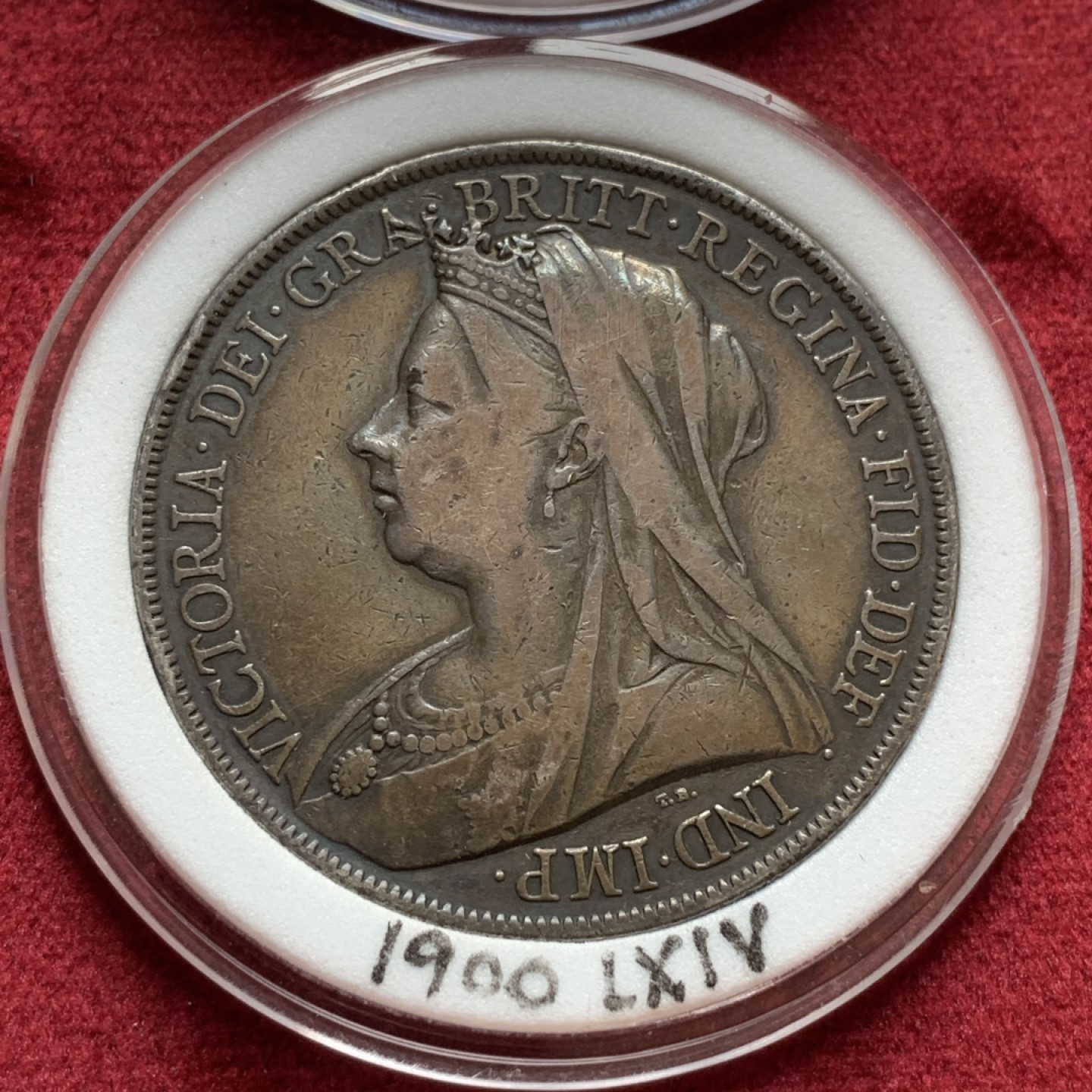 《竞宝斋》中天佳节（端午节特拍）6月12日-周日-第64场 英国 维多利亚 披纱版马剑银币 16枚大全套 囊括除精制版外的所有年份以及不同的边铭，品相基本在XF-AU级别 原味包浆为主 细节看图。