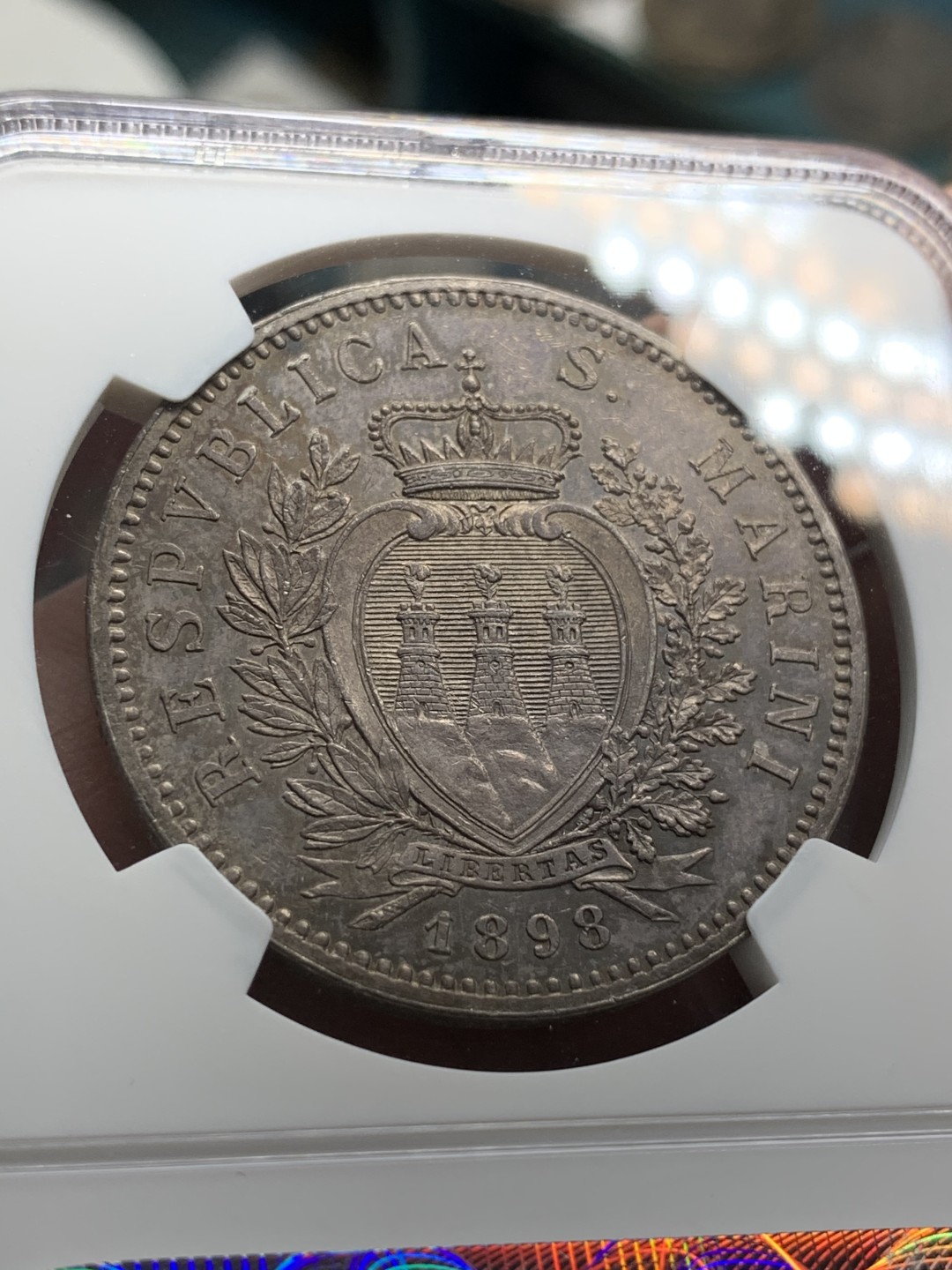 《竞宝斋》中天佳节（端午节特拍）6月12日-周日-第64场 NGC-MS62 圣马力诺 1898年 5里拉 大银币 酱彩老包浆 严评老盒子 一步到位