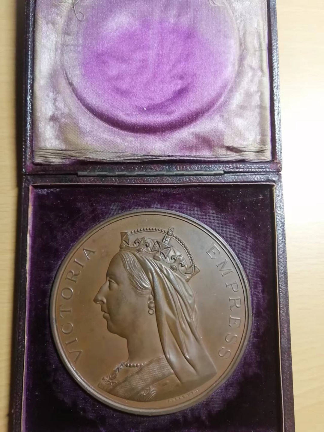 好章还需好盒衬 1883-84印度加尔各答世博会原盒铜章